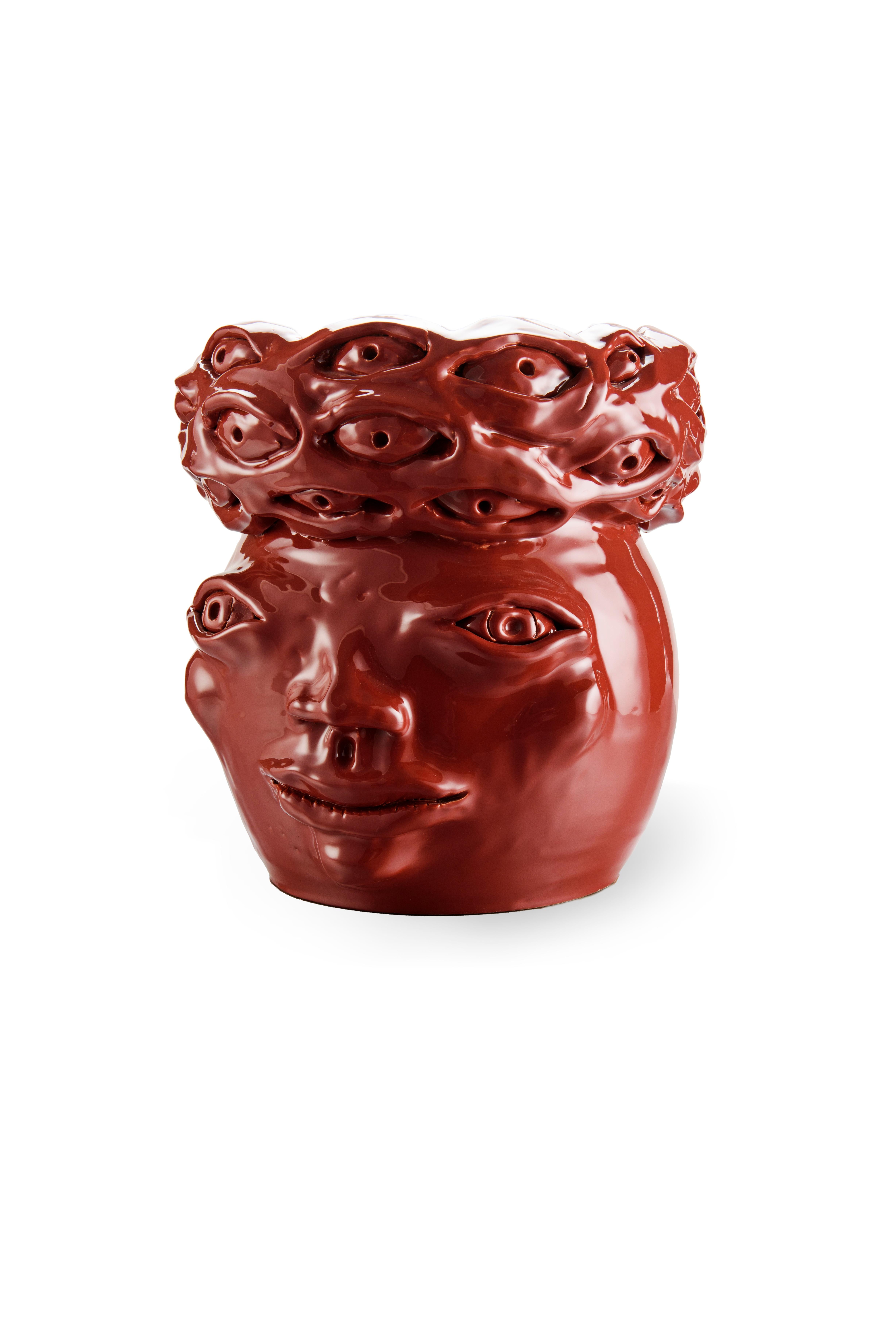 Diese Freaklab Eye Vase wird vollständig von Hand mit der Drehbank und der Modelliertechnik hergestellt.  Ausgehend vom Ton wird das Stück getrocknet und im Ofen bei 900 Grad gebrannt.  Der nächste Schritt ist die Dekoration mit Glasuren, Farben und