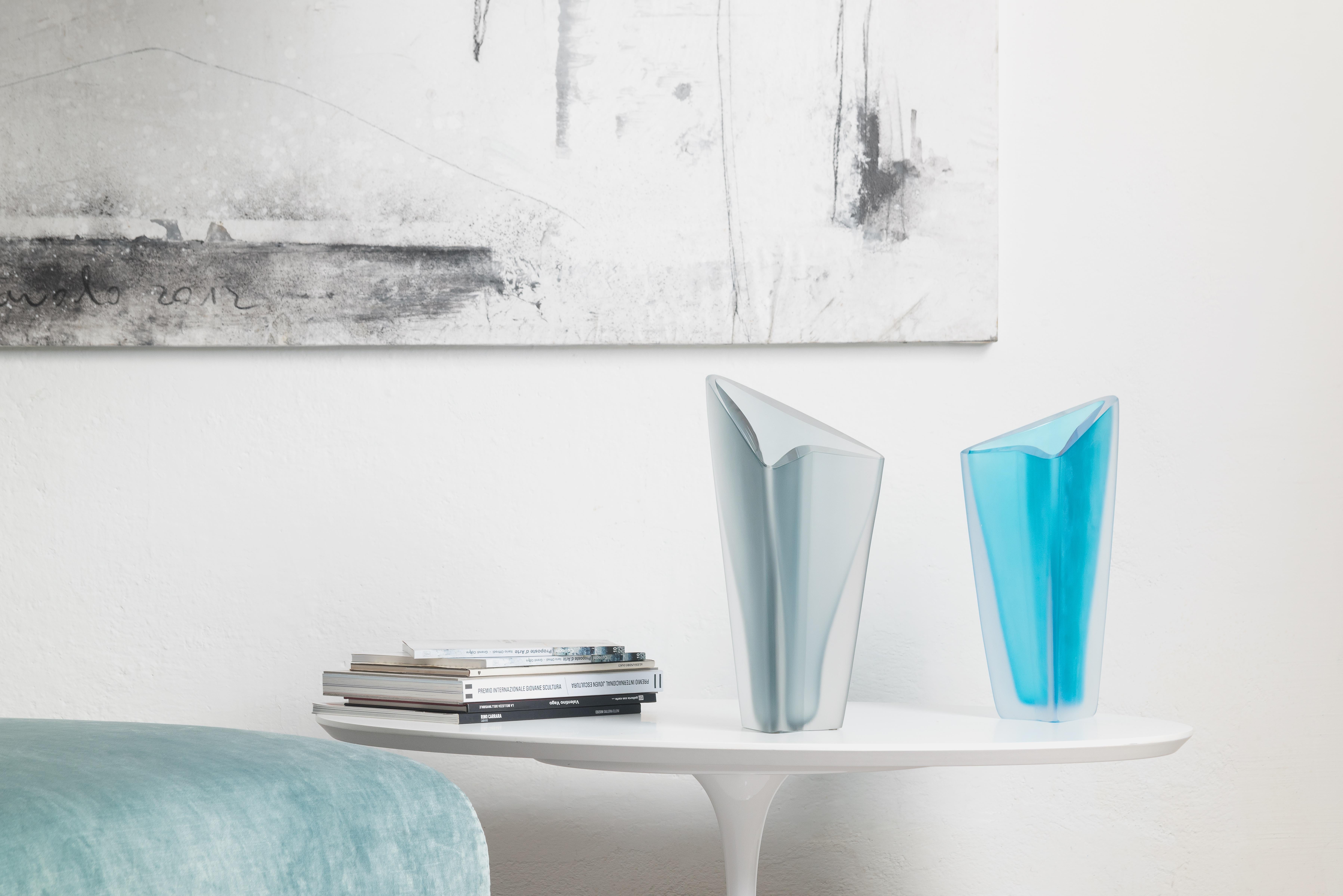 21ème siècle Alessandro Mendini Freccia grand vase en verre de Murano de différentes couleurs.
Conçu par Alessandro Mendini, Freccia est un vase à base triangulaire avec un côté intégral qui sert à donner à la fois une direction et une forme de