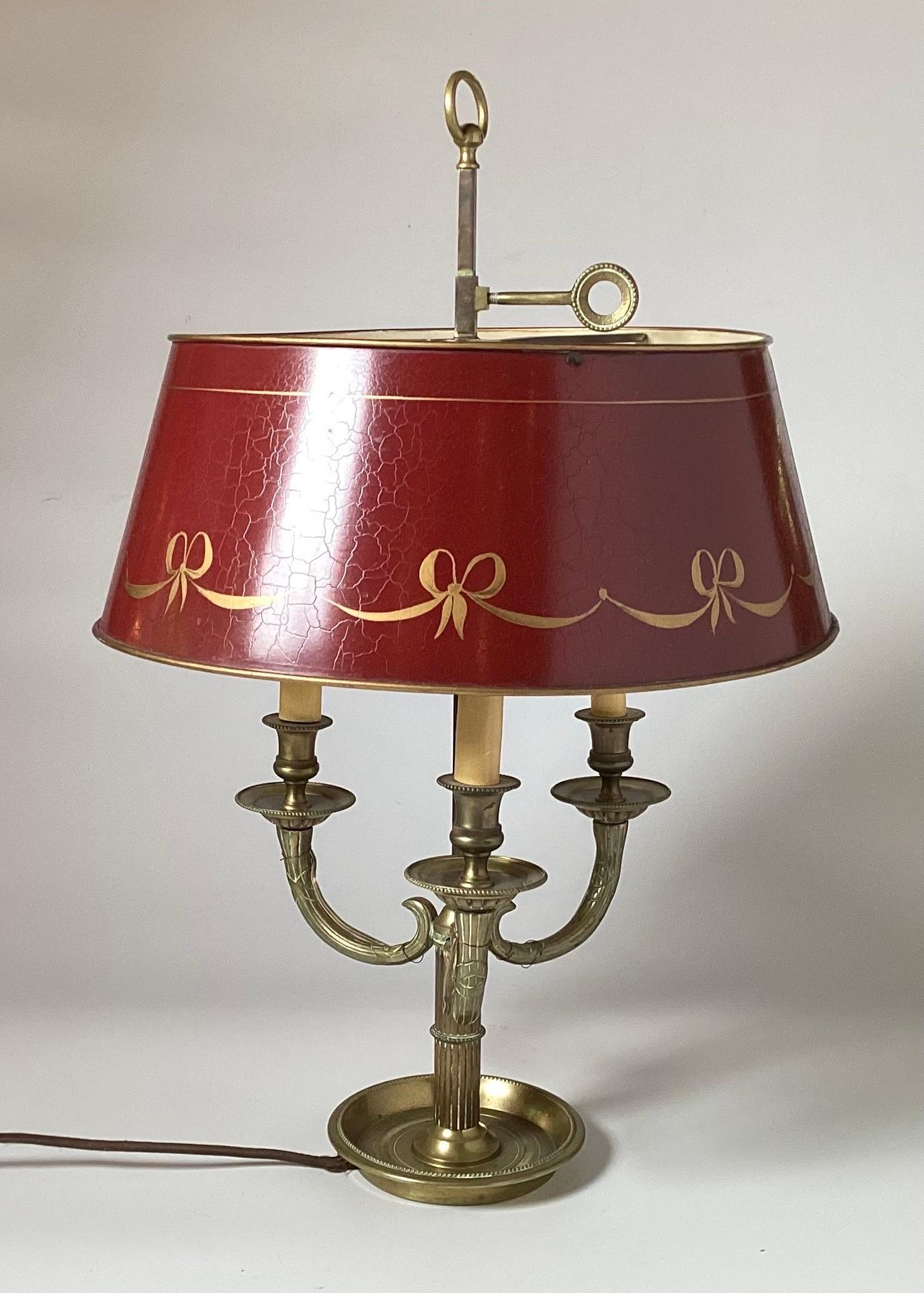 Louis XV Lampe de table bouillotte Frech à 3 bras avec abat-jour en tôle peint à la main en vente