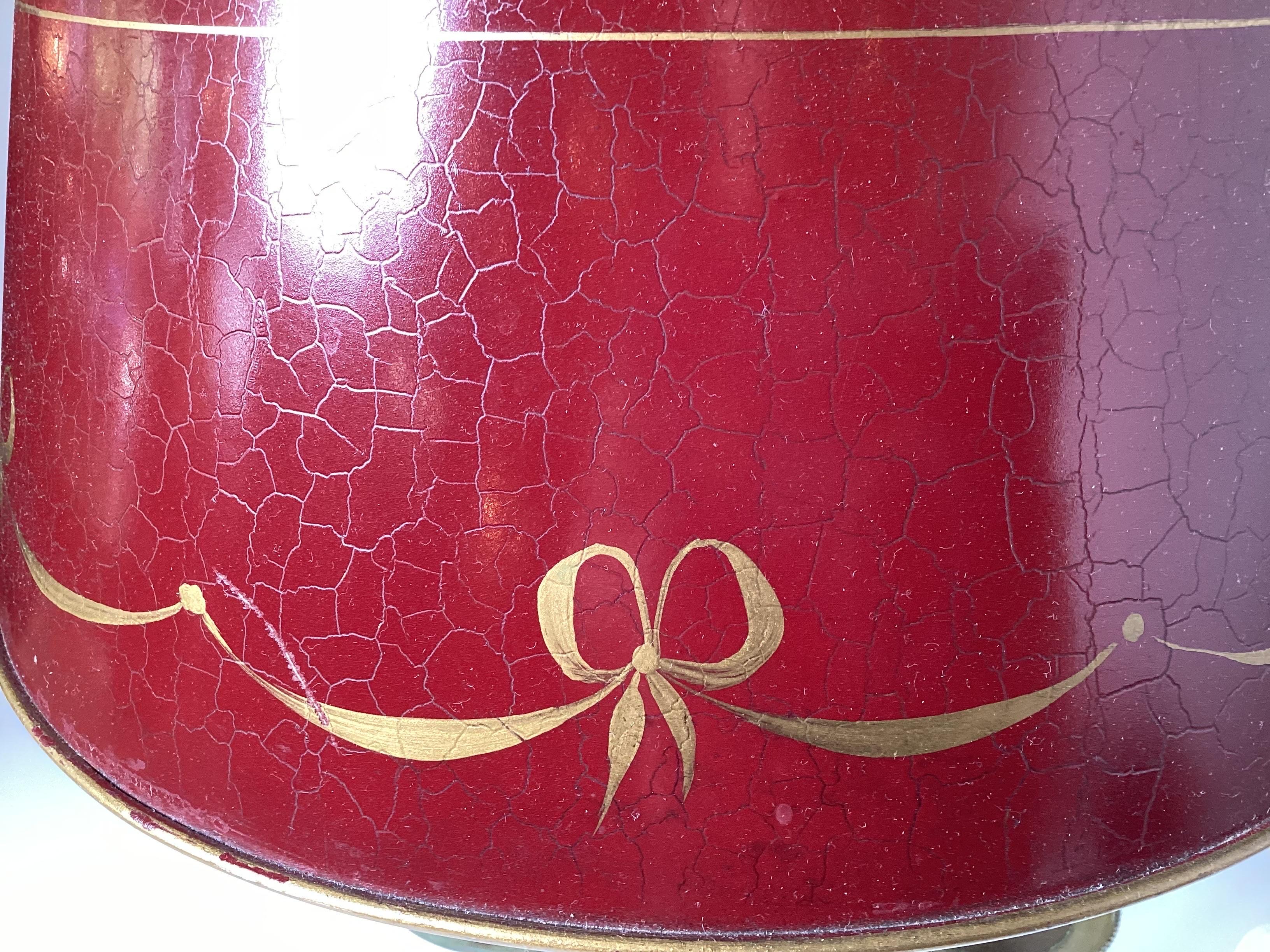 Peint à la main Lampe de table bouillotte Frech à 3 bras avec abat-jour en tôle peint à la main en vente