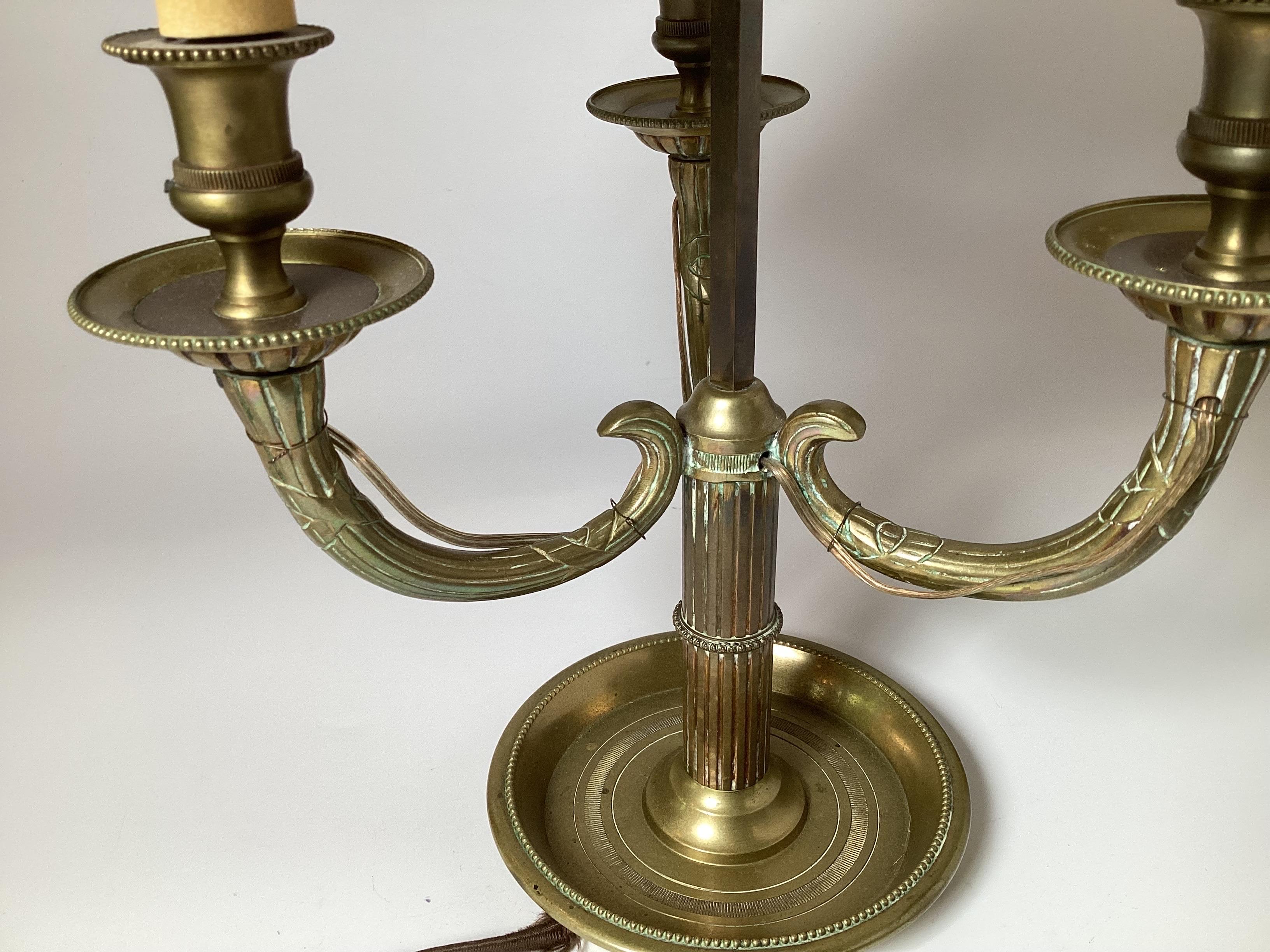 Lampe de table bouillotte Frech à 3 bras avec abat-jour en tôle peint à la main Bon état - En vente à Lambertville, NJ