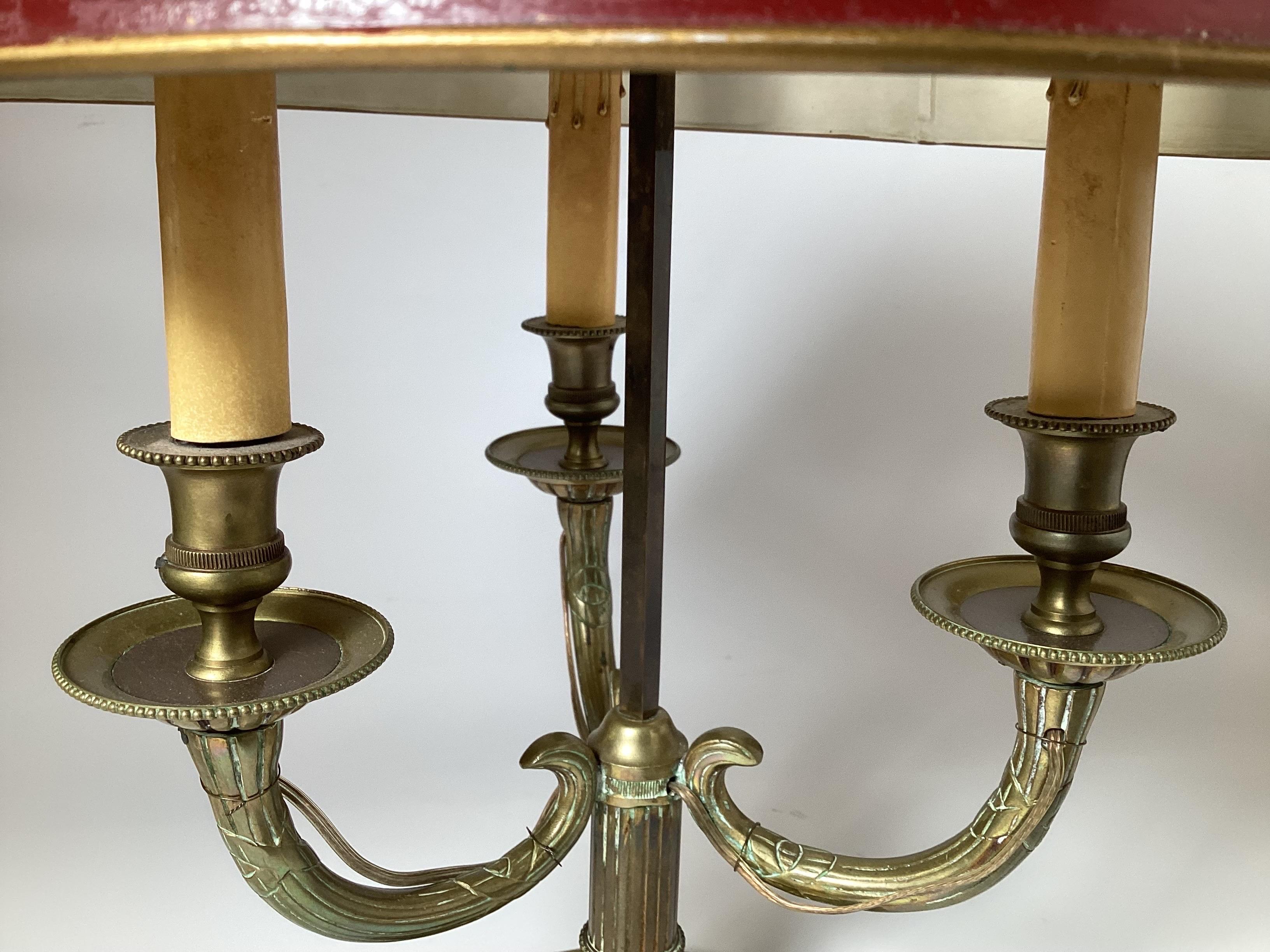 20ième siècle Lampe de table bouillotte Frech à 3 bras avec abat-jour en tôle peint à la main en vente