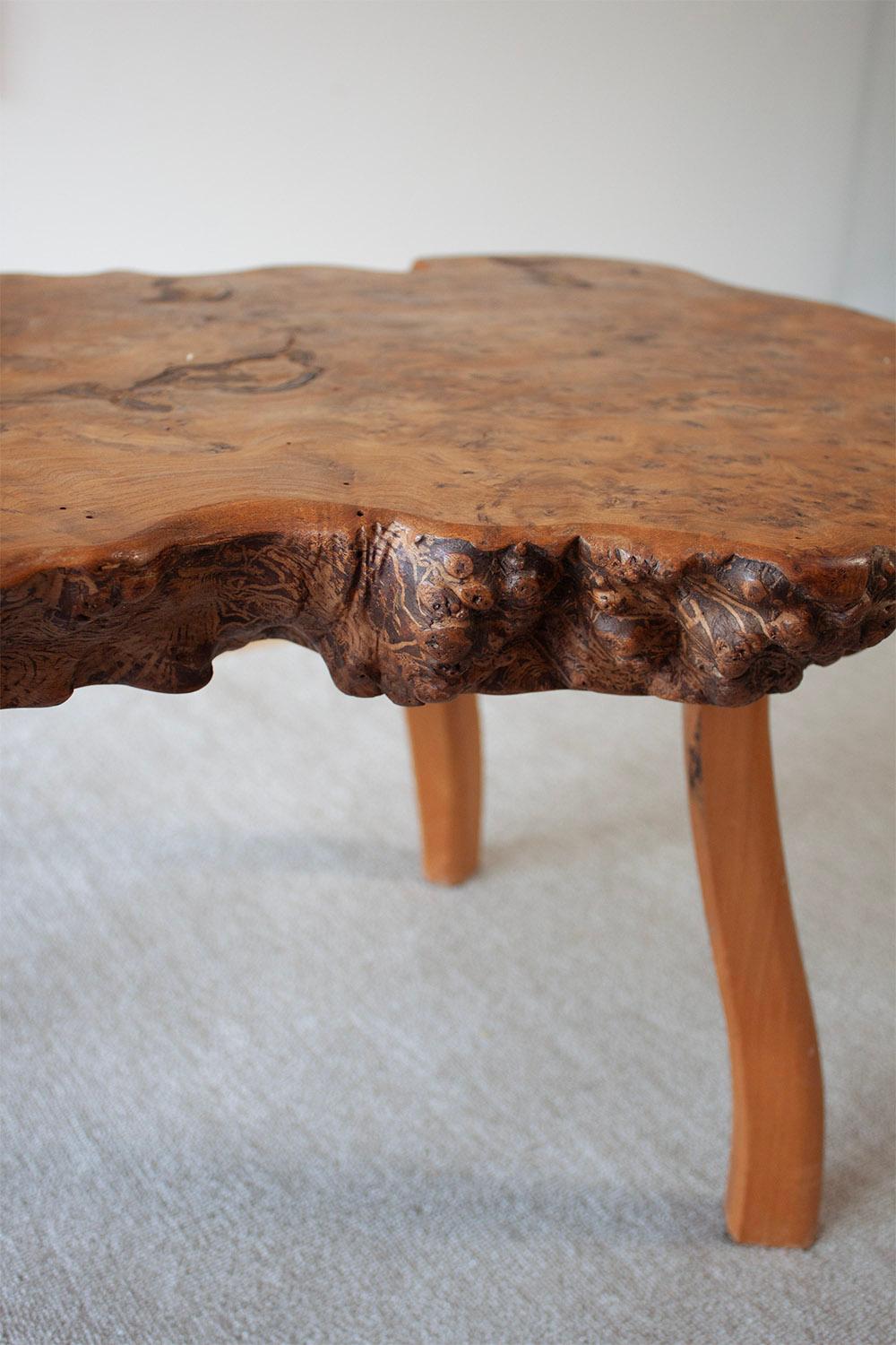 Frechn hand made burl wood low table with 4 burl wood stools In Good Condition For Sale In Rümmingen, BW