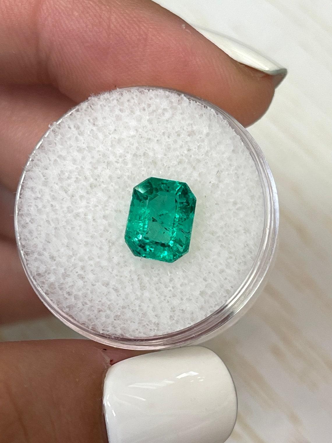 Esmeralda colombiana verde azulada pecosa talla esmeralda de 2,12 quilates - Mayo Moderno en venta