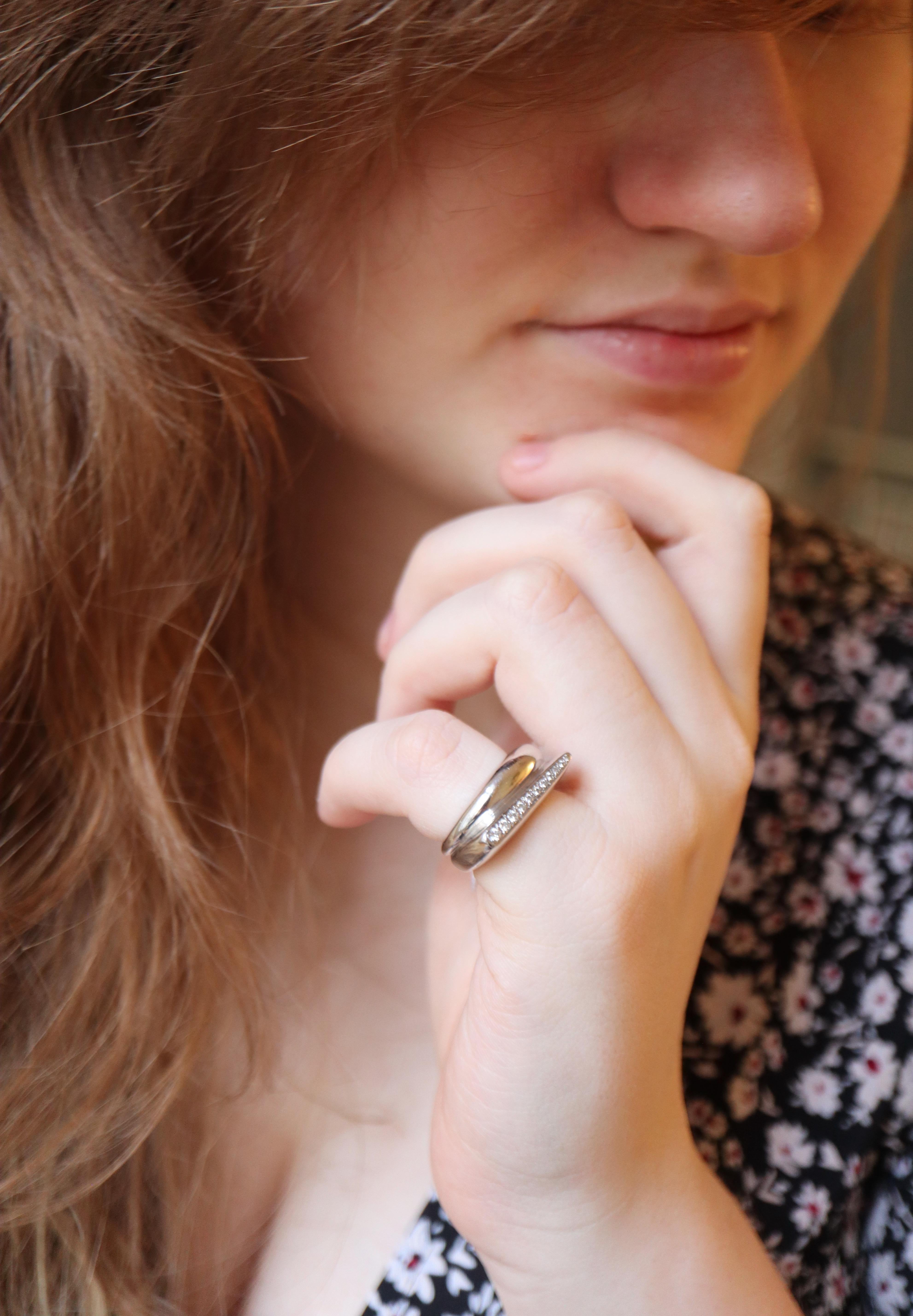 FRED Ring aus 18 KT Weißgold, besetzt mit 11 Diamanten mit einem Gesamtgewicht von ca. 0,2 Karat. Signiert FRED im Schnitt innerhalb des Rings.
Durchmesser 16 Größe 50 
Punze Kopf des Adlers
Bruttogewicht: 10,6g