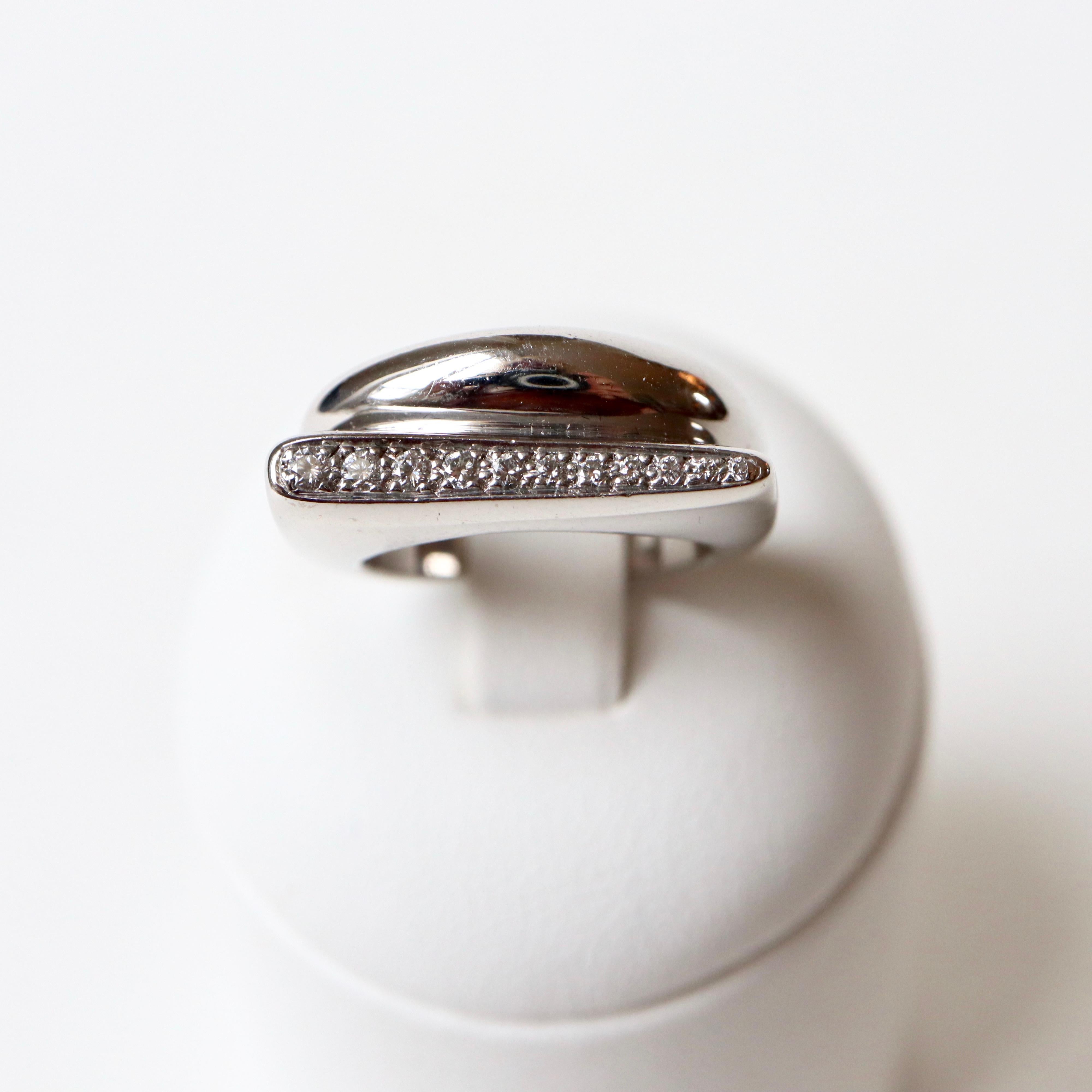 Anello FRED in oro bianco 18 KT con 11 diamanti per un peso totale di circa 0,2 carati. Firmato FRED in taglio all'interno dell'anello.
Diametro 16 Taglia 50 
Hallmark Testa di aquila
Peso lordo: 10,6 g