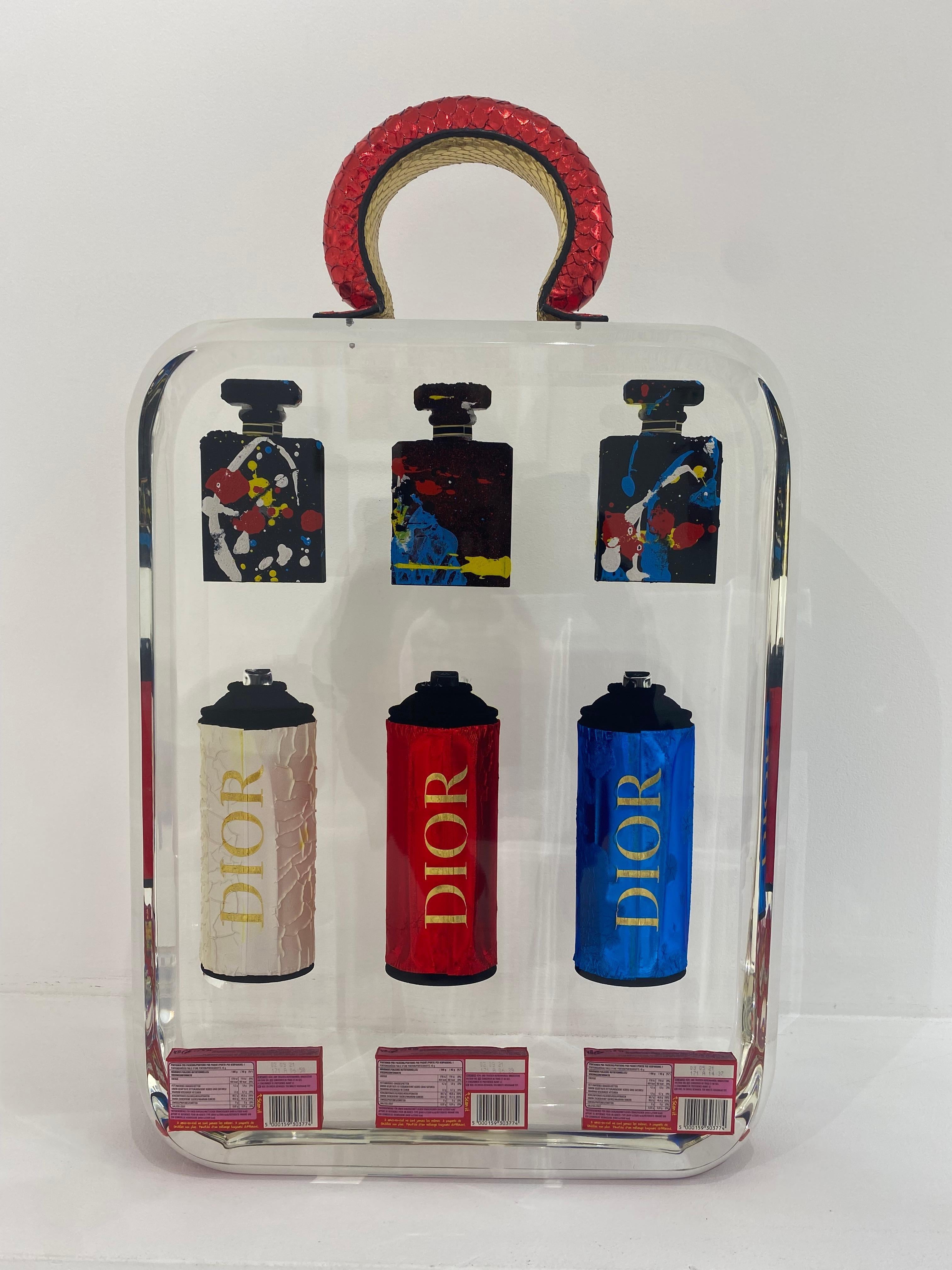 Fueled by themes of conspicuous consumption, luxury brands, and constructed identities, Fred Allard casts high fashion shopping bags filled with soda cans and bottles in resin. Influenced by ‘80s and ‘90s American pop culture and cosmopolitan