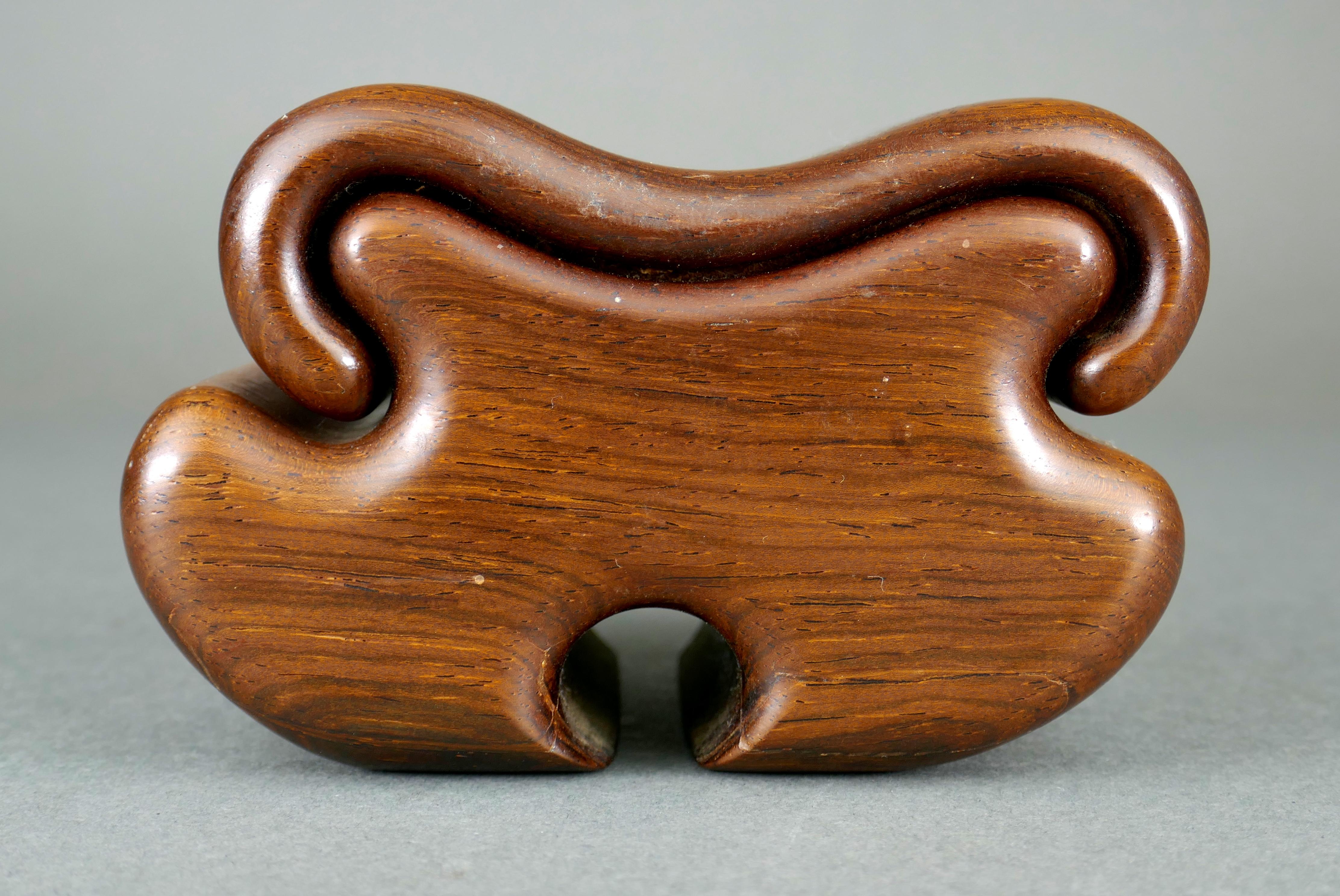 Fred y Marilyn Buss, de Cazadero (California), tallaron a mano en el corazón de la madera de cocobolo esta preciosa caja escondite, que tiene una preciosa pátina vintage. 