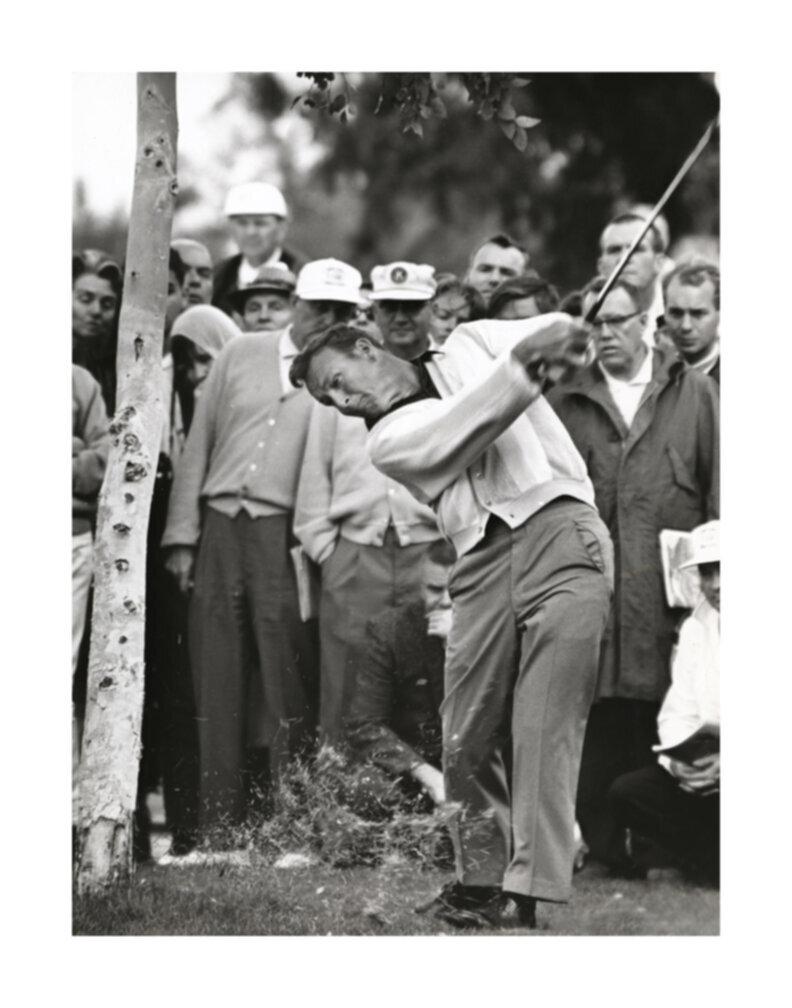 Black and White Photograph di Fred Bauman - Arnold Palmer che fa lo swing