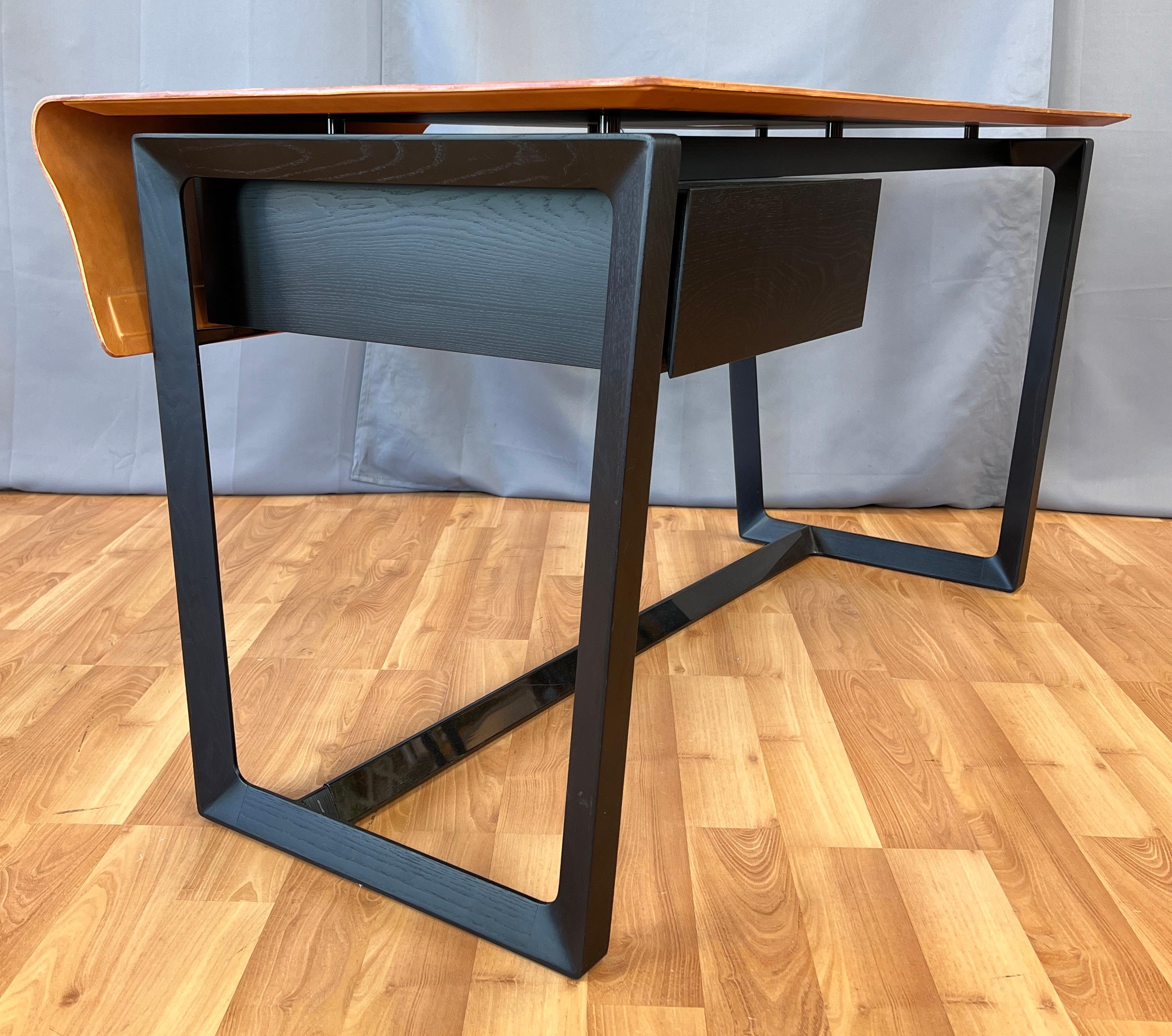 Schreibtisch „Fred“ von Roberto Lazzeroni für Poltrona Frau, Lederoberfläche mit Lederoberfläche  (21. Jahrhundert und zeitgenössisch) im Angebot