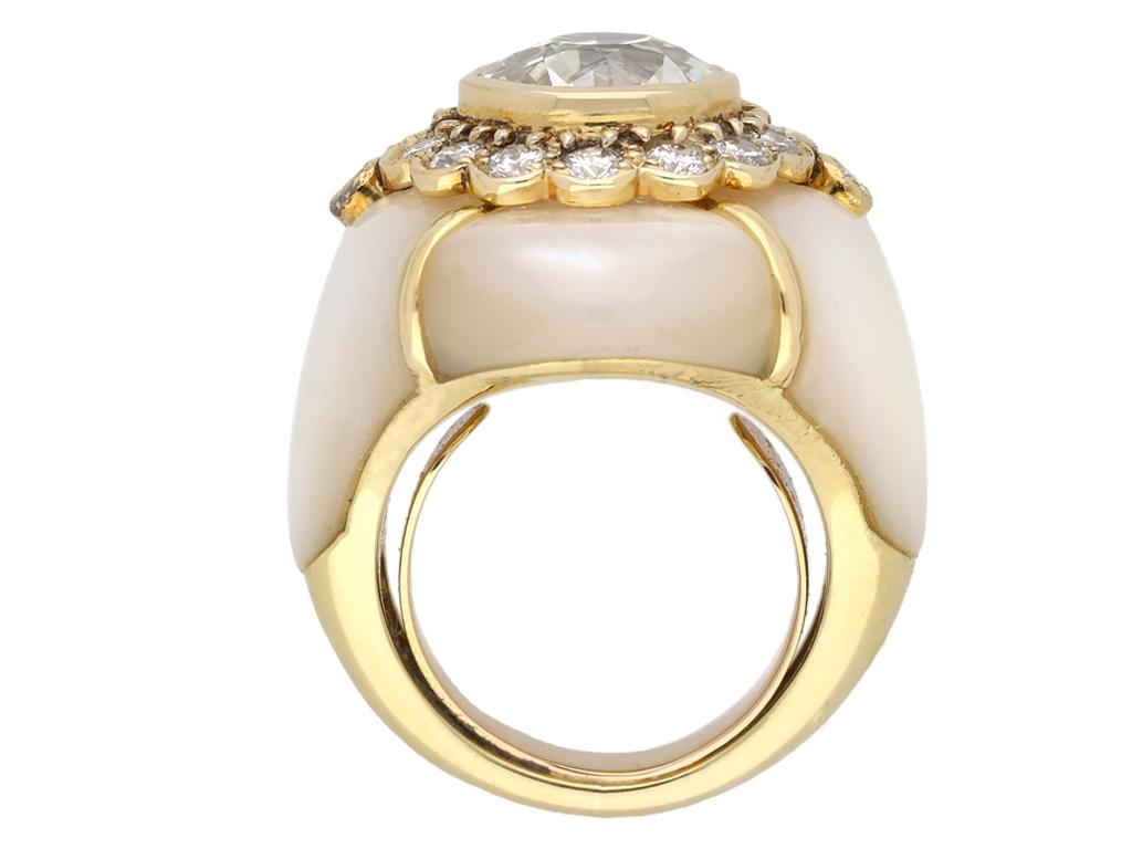 Fred diamond and mother of pearl cluster ring, French, circa 1970. In Good Condition For Sale In London, GB