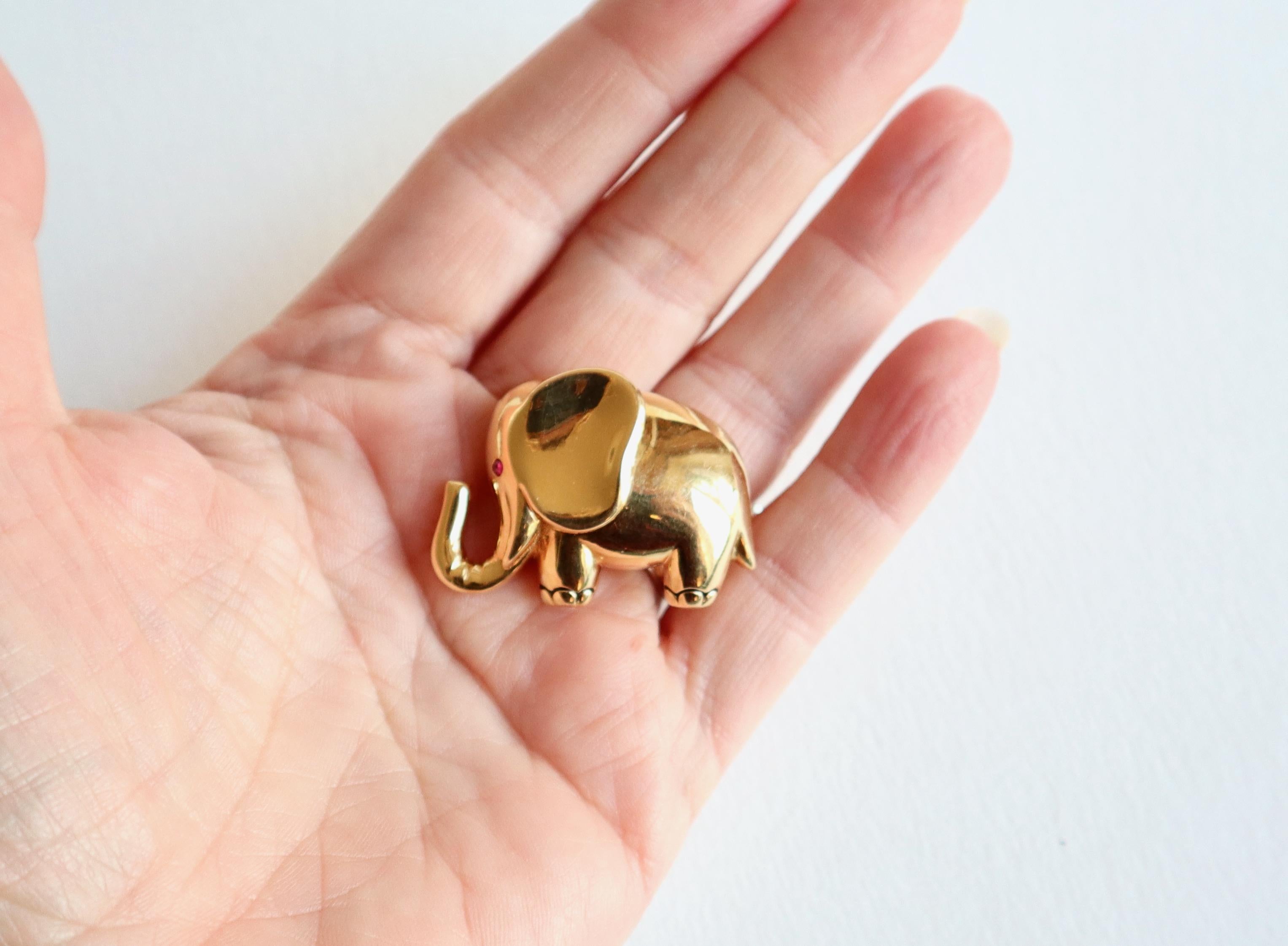 Fred Elephant Brooch in 18 Carat Yellow Gold Ruby Enamel In Good Condition For Sale In Paris, FR
