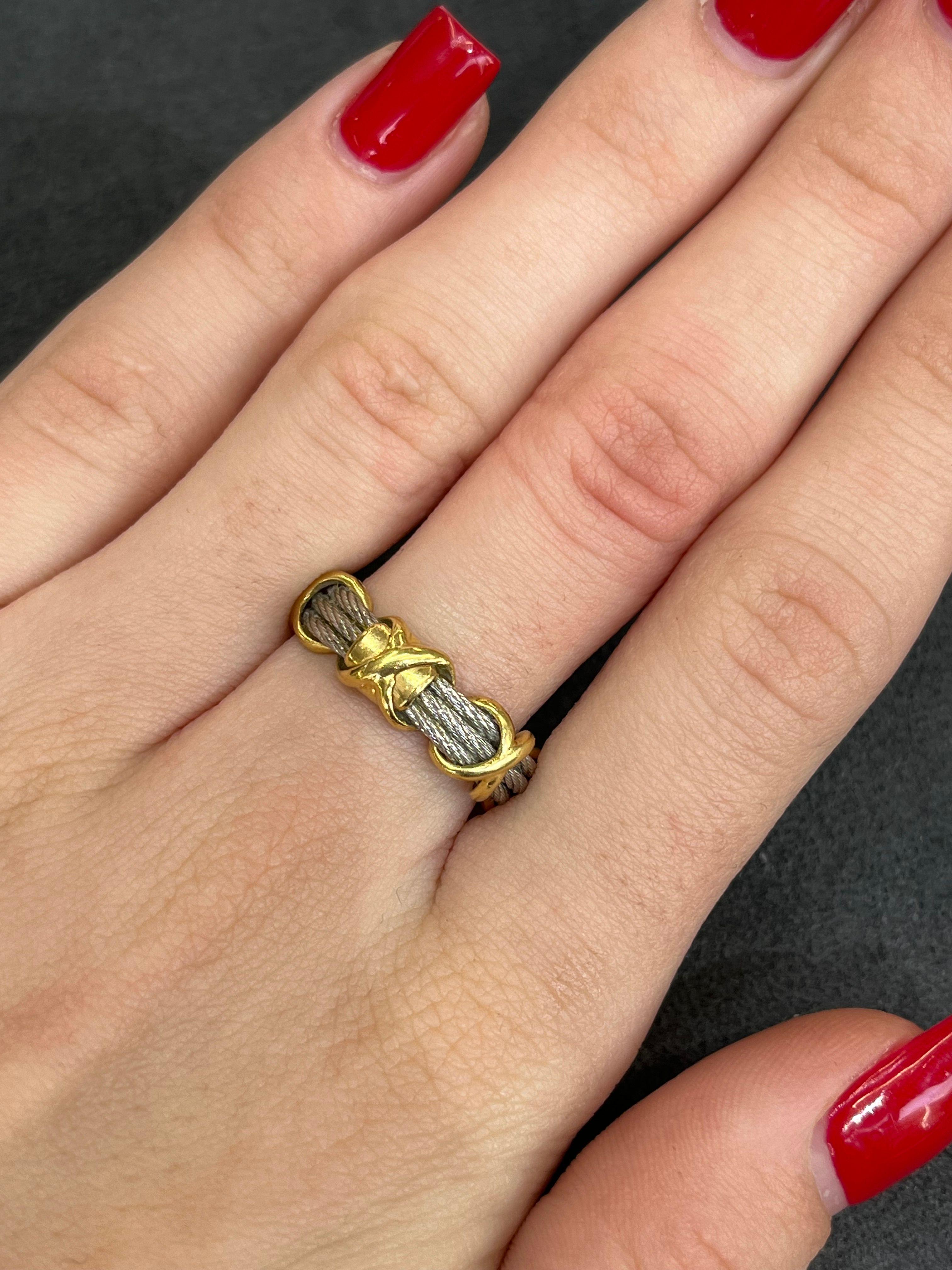 Scopri il fascino senza tempo dell'anello Force 10 di Fred, un autentico pezzo vintage degli anni '90. Realizzato in oro giallo 18 carati, questo elegante anello sfoggia l'iconico design di ispirazione nautica del marchio, combinando la raffinatezza