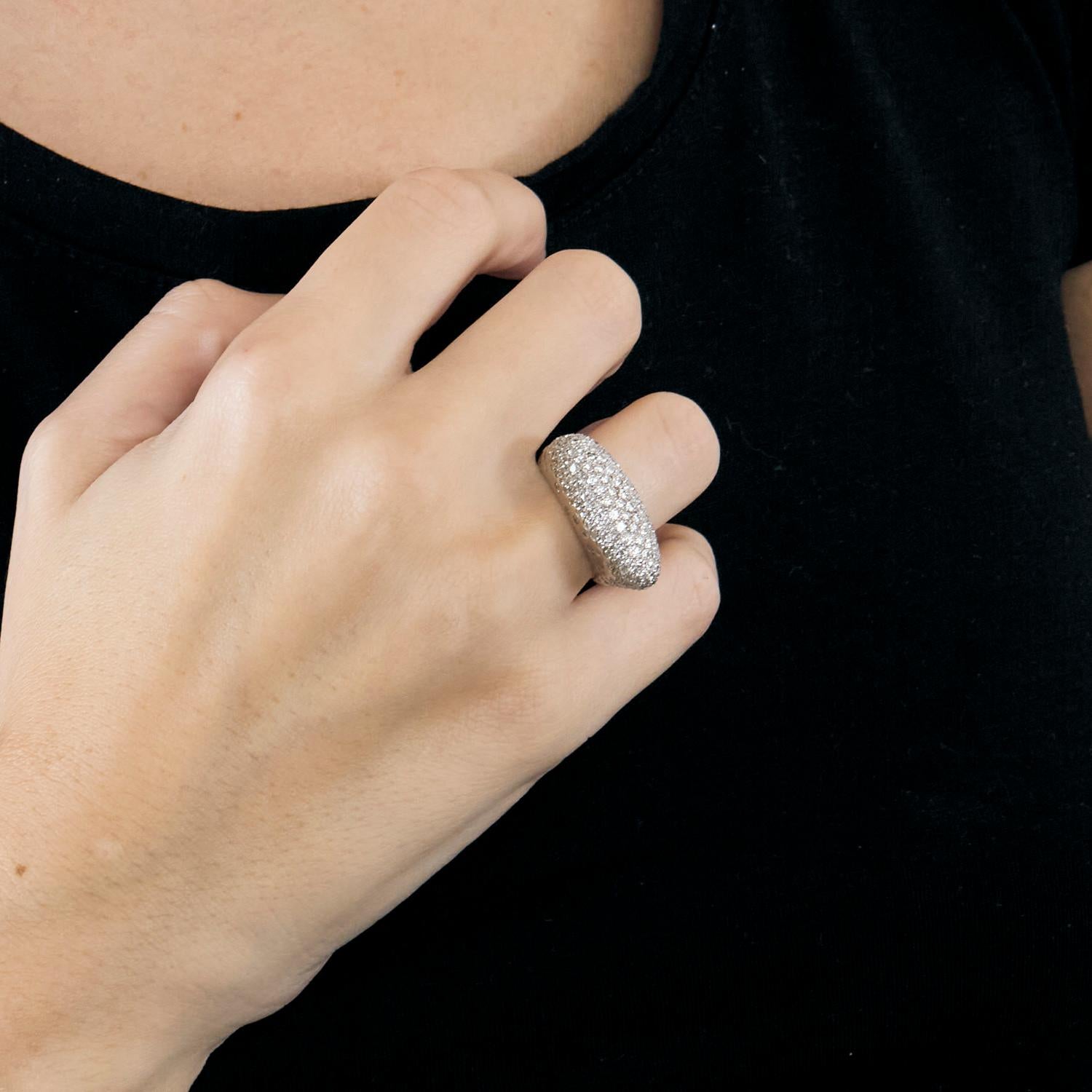 FRED Glory ring in 18 k white gold and a total of 3 ct diamonds, asymmetrical shape.
A rare vintage and timeless model.
- Condition: excellent.
- Finger size: 53 (can be modified)
- Diamond weight (total): 3 carats.
- Width : 1 cm
- Thickness : 1.2
