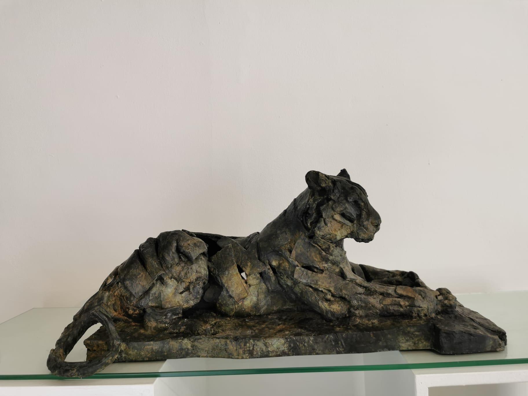 Tigre descansando - Sculpture de Fred Gordon 