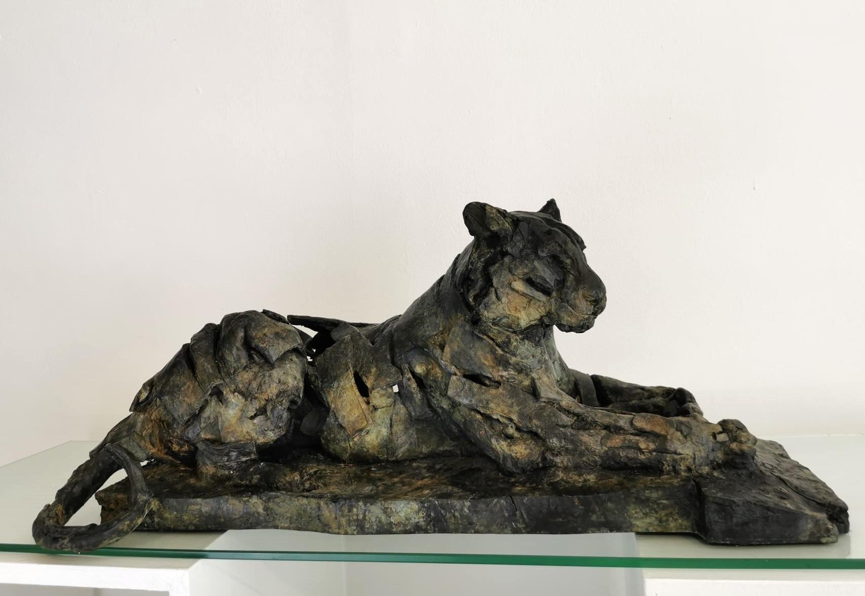 Tigre descansando - Sculpture Contemporáneo de Fred Gordon 