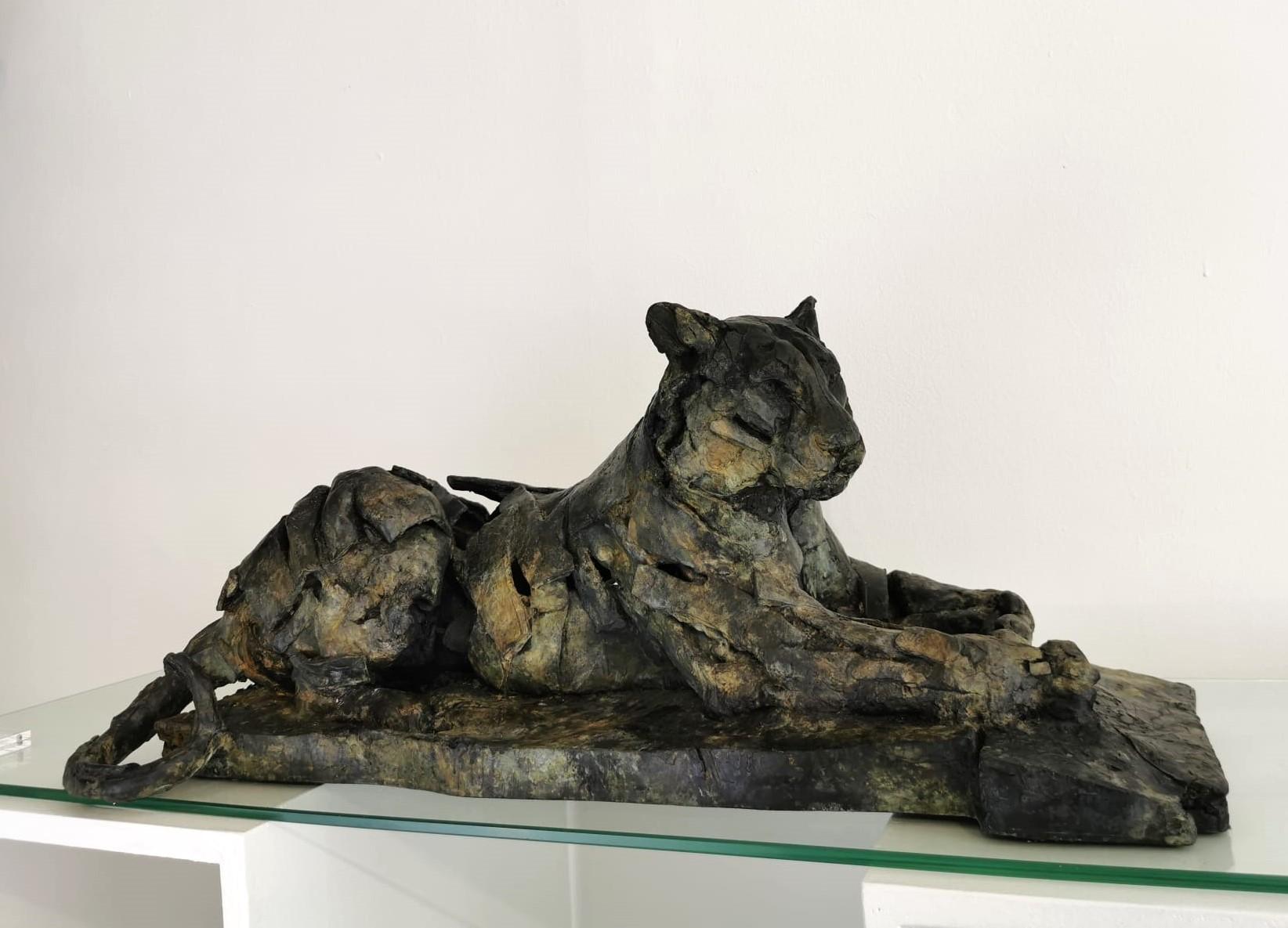 Tigre descansando - Figurative Sculpture Oro de Fred Gordon 