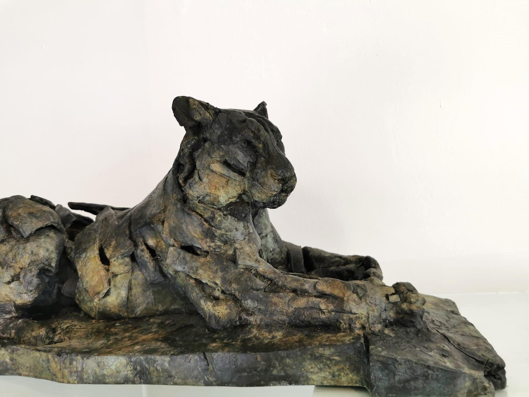 Tigre en reposo es la obra asociada a Tigre andante de Fred Gordon

Gordon esculpe con láminas de cera calentadas y superpuestas rápidamente a mano, produciendo un efecto espontáneo,
efecto táctil que confiere a la superficie tanto abstracción como