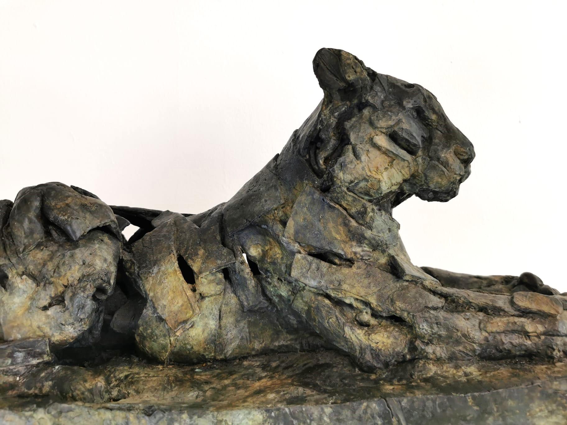 Figurative Sculpture de Fred Gordon  - Tigre descansando
