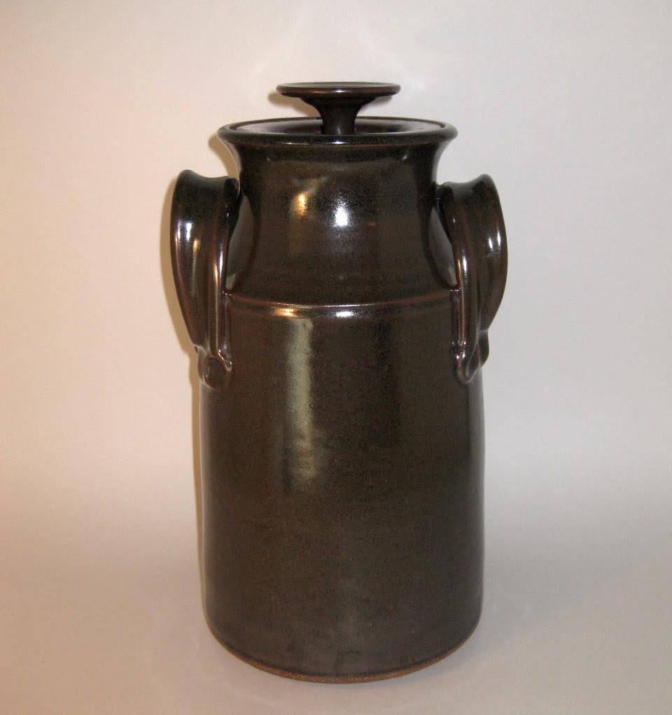 1973 studio pottery lidded stoneware canister jar by Oregon artist Fred Hamann. Signed by the artist on the underside.