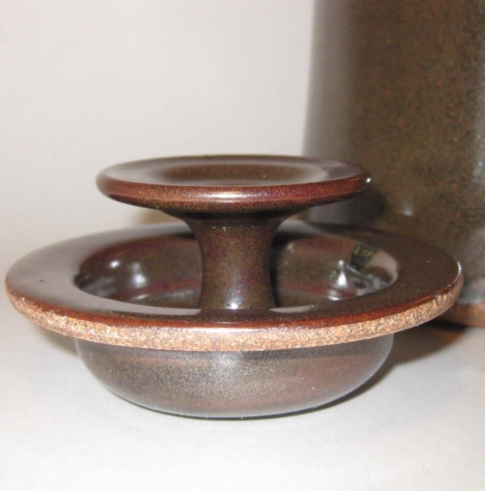 Fred Hamann Studio Art Stoneware Pottery Lidded Canister In Excellent Condition For Sale In Sacramento, CA