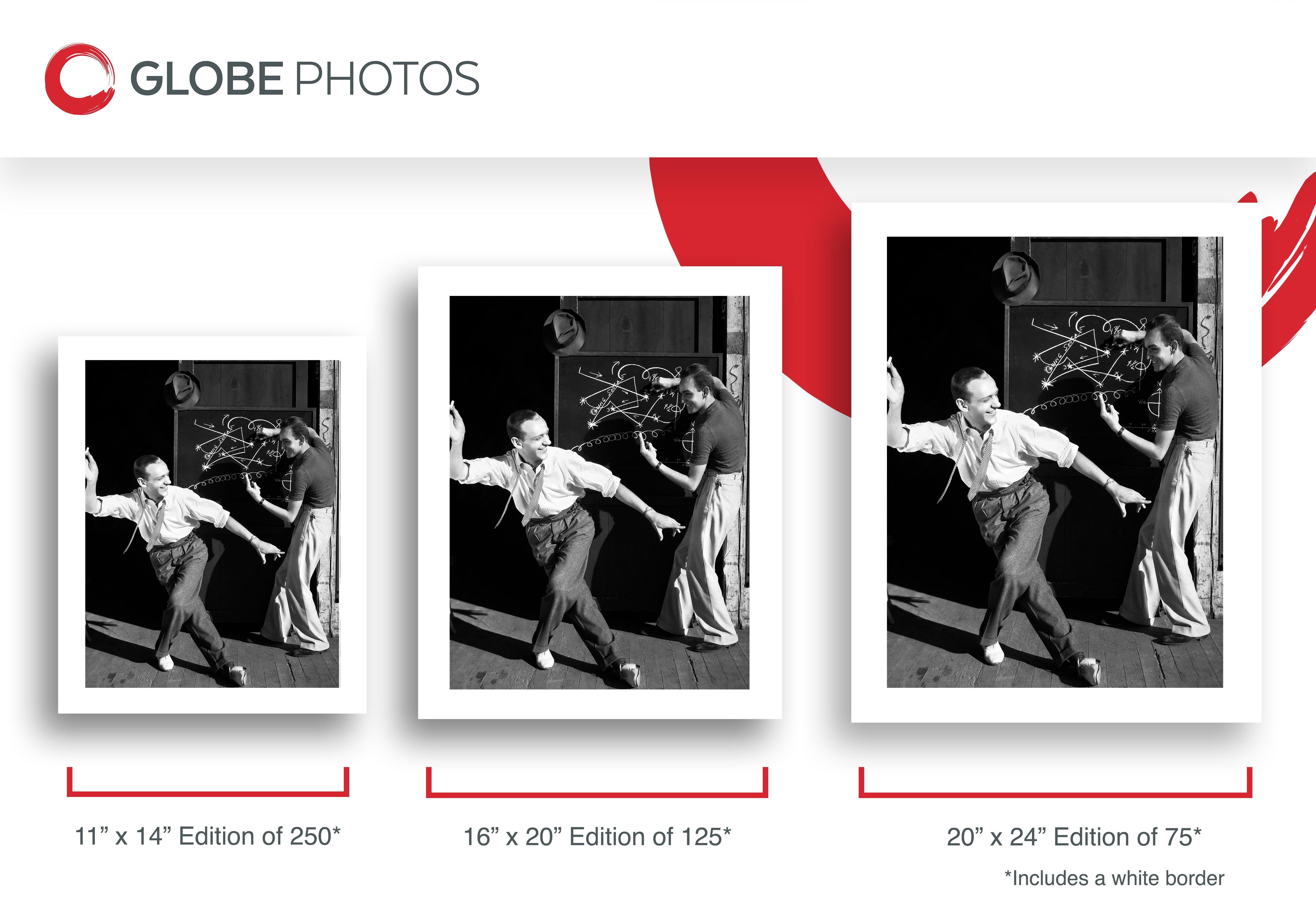 Fred Astaire planifie ses mouvements de danse - Contemporain Photograph par Fred Hendrickson