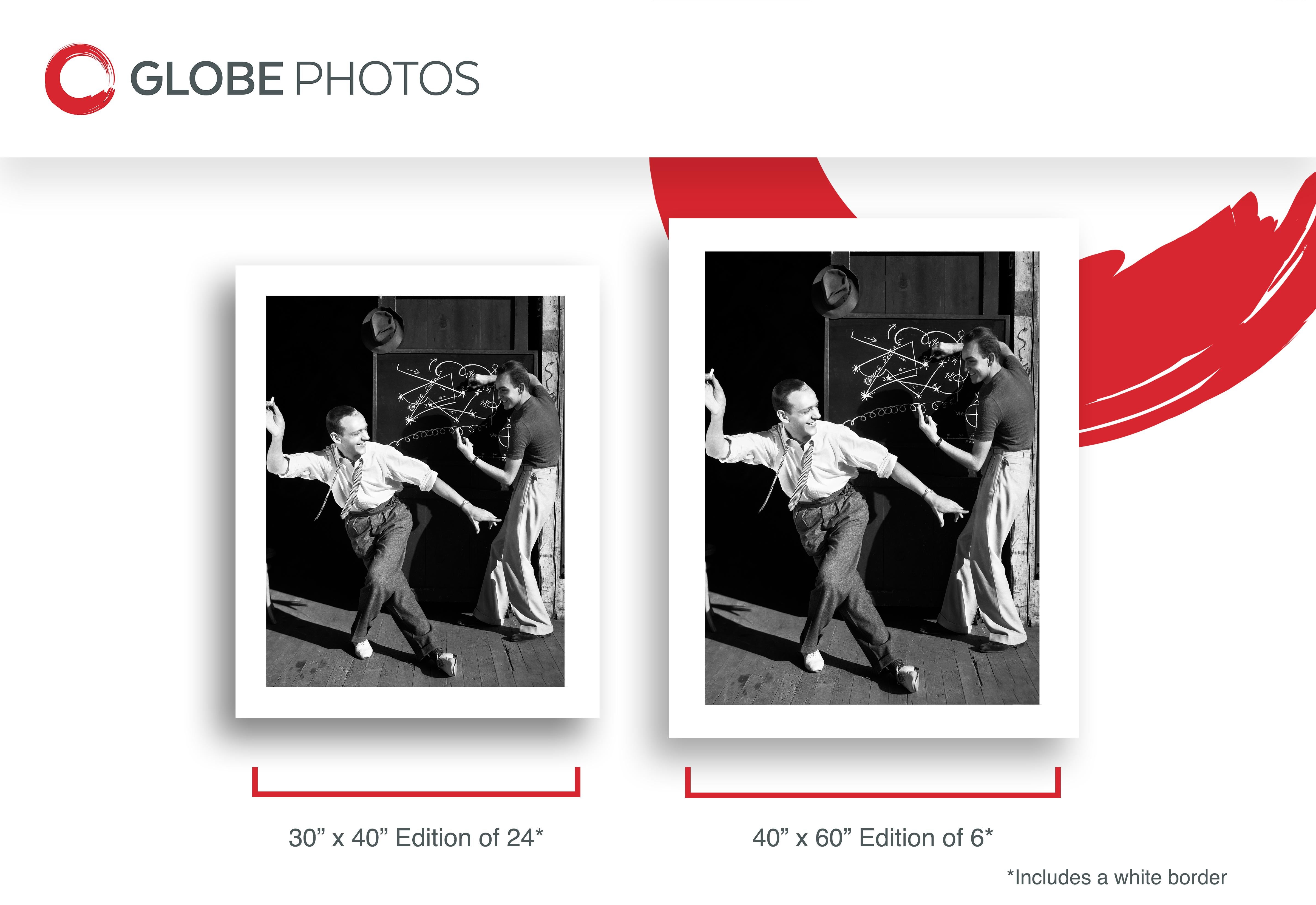 Fred Astaire planifie ses mouvements de danse - Noir Black and White Photograph par Fred Hendrickson