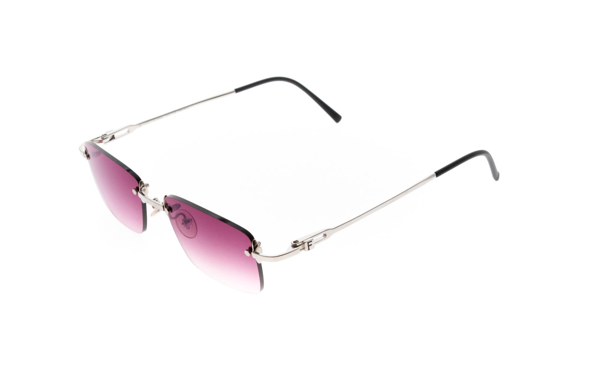 This high quality Fred Lunettes Islande F2 Col.412 model is made in the Jura Region in France. Fred had produced fine jewellery for decades and their impeccable eyewear is made with the same luxury and style. Together with the rimless purple mirror