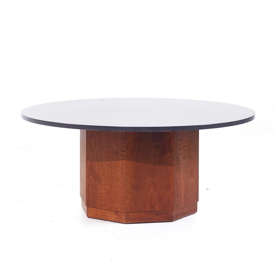 Fred Kemp pour Founders Table basse du milieu du siècle en pierre ollaire et noyer

Cette table basse mesure : 42 de large x 42 de profond x 18.25 de haut

Tous les meubles peuvent être achetés dans ce que nous appelons un état vintage restauré.