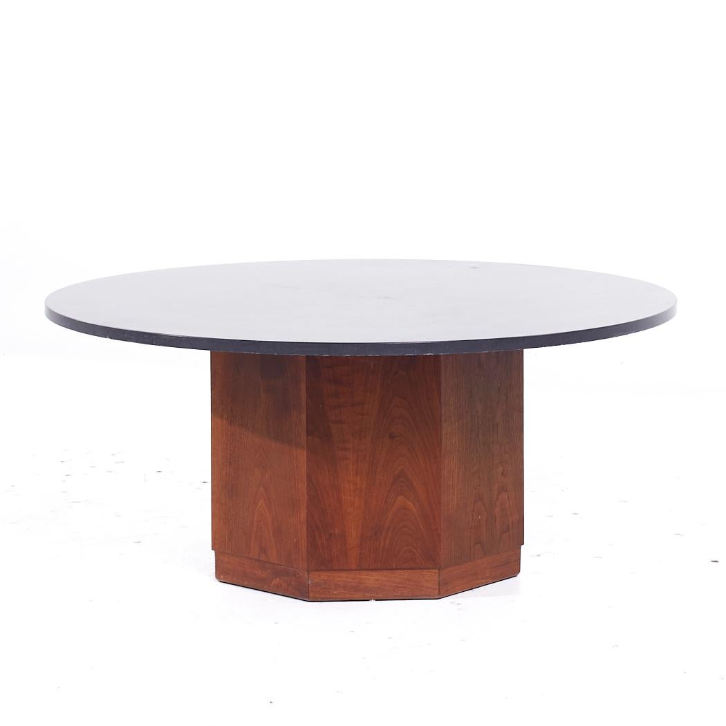 Mid-Century Modern Fred Kemp pour Founders Table basse du milieu du siècle en pierre ollaire et noyer en vente