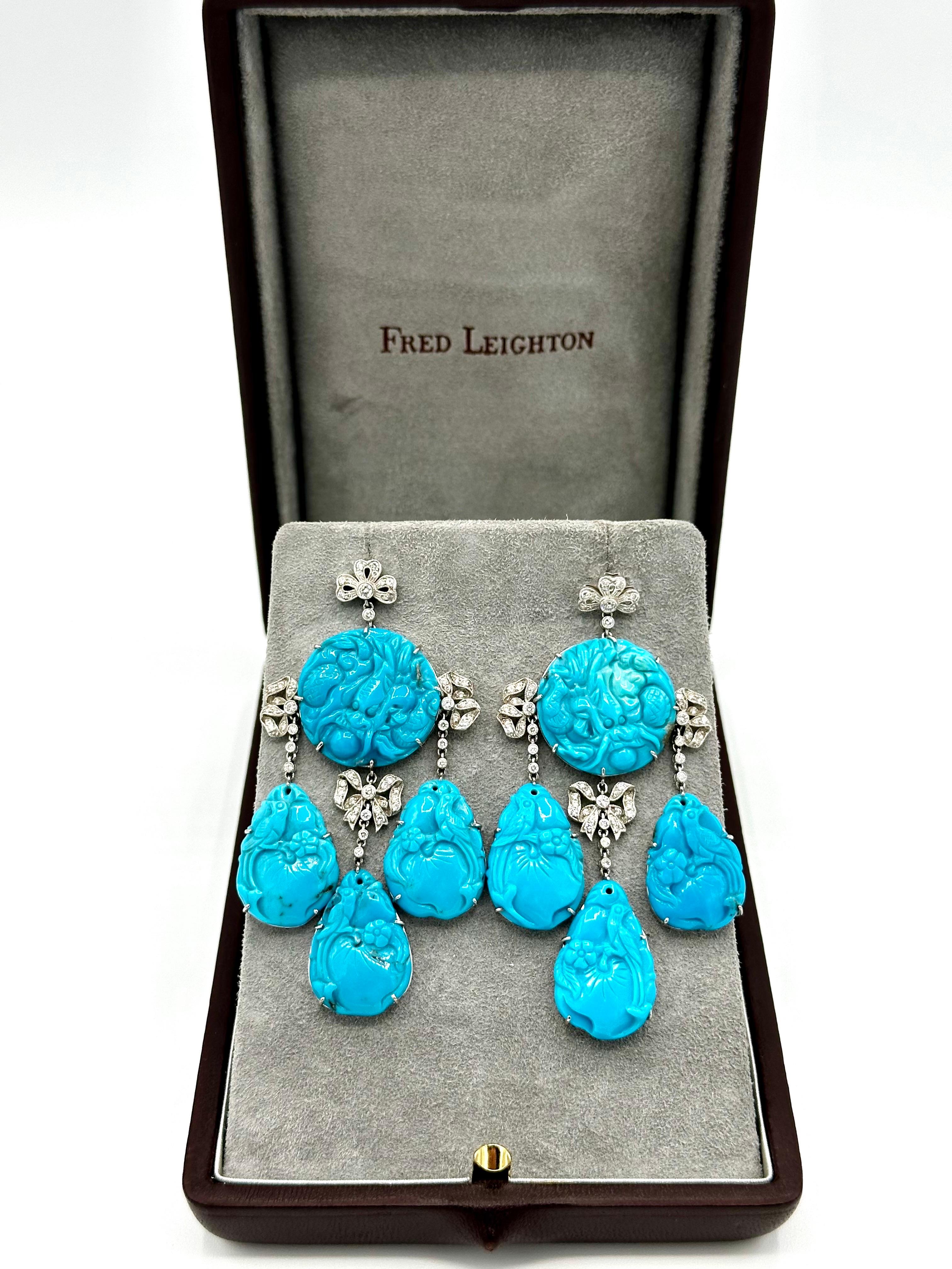 ¡Una hermosa obra de arte del diseñador Fred Leighton!  Estos pendientes presentan gotas de Turquesa tallada suspendidas de arcos de Diamantes, y estaciones enlazadas de Diamantes engastados en bisel que conducen a cada pieza.  Los diamantes son de