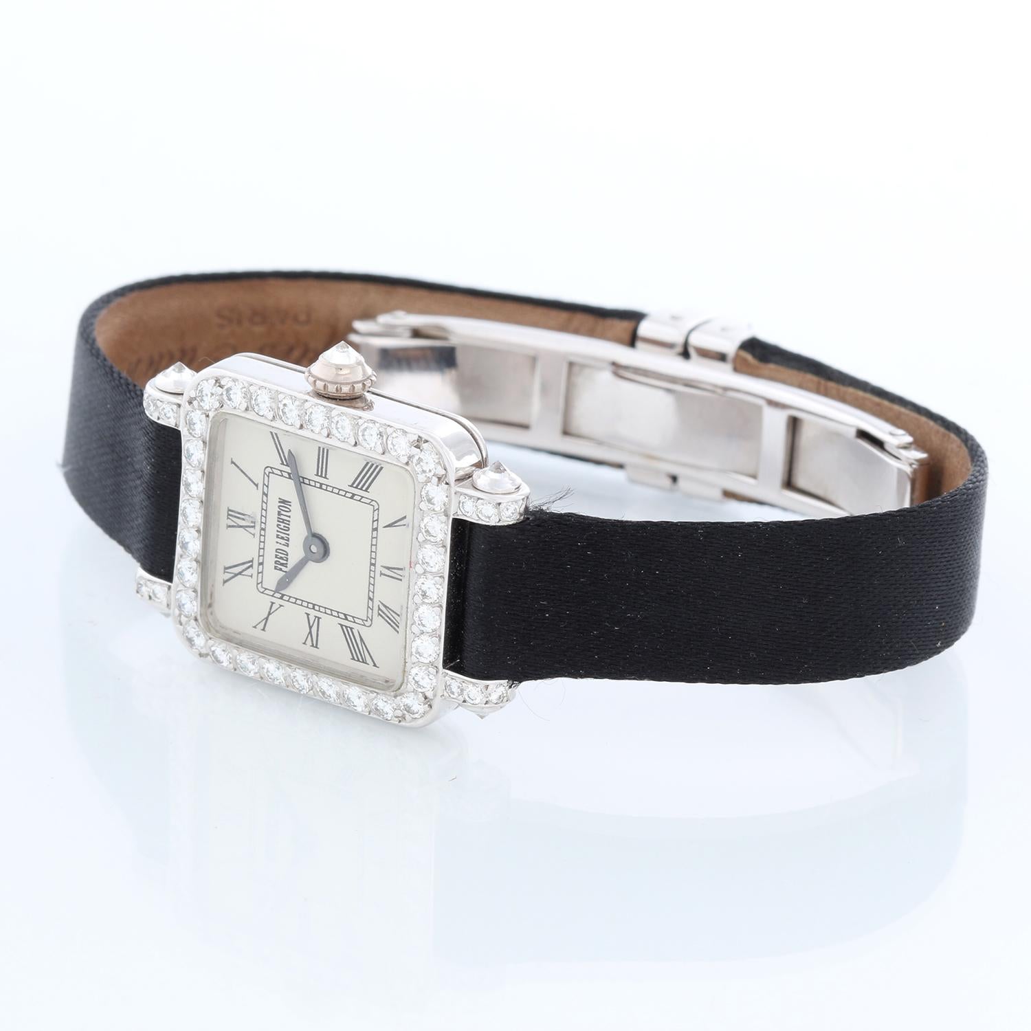 Montre Fred Leighton by Charles Oudin en or blanc et diamants - Quartz. Boîtier en or blanc 18 carats avec environ 32 diamants autour de la lunette et sur les cornes ( 20 x 27 mm ). Émail avec chiffres romains. Bracelet en satin noir avec fermoir en