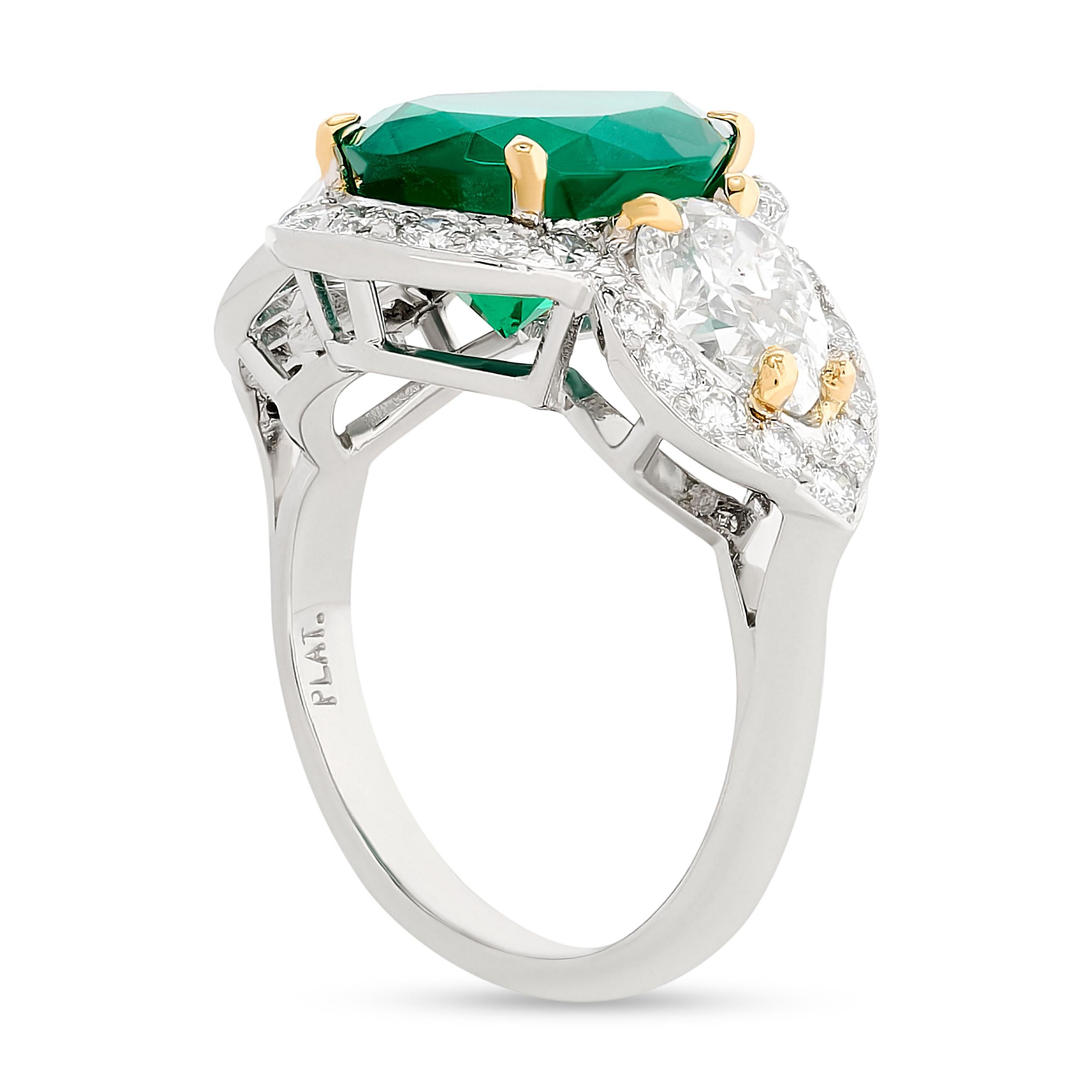 Ein Hauch von Grün, der Ihren Tag erhellt. 

Dieser Ring von Fred Leighton hat einen wunderschönen grünen Smaragd mit einem Gewicht von ca. 3,81 Karat, begleitet von einem GIA Colombia F1 Zertifikat. Es gibt eine Birne Form Diamant auf jeder Seite,
