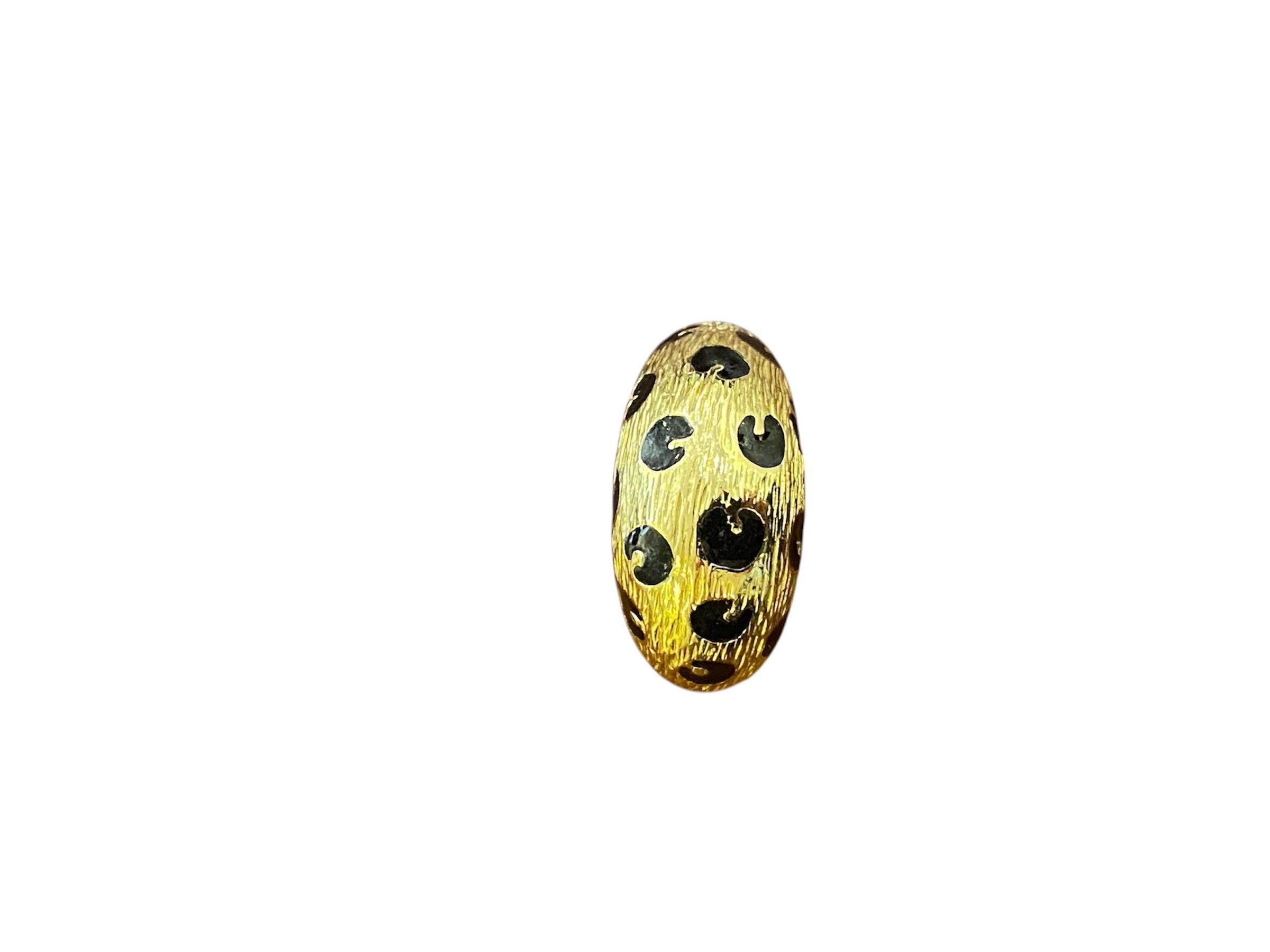 
18kt – 750‰ yellow gold Fred Vintage ring from the 90's,  with a dome-shaped design inspired by the fur pattern of a leopard’s coat in black enamel. The surface of the gold has a textured finish, giving it a sophisticated look.
Signed FRED-PARIS.