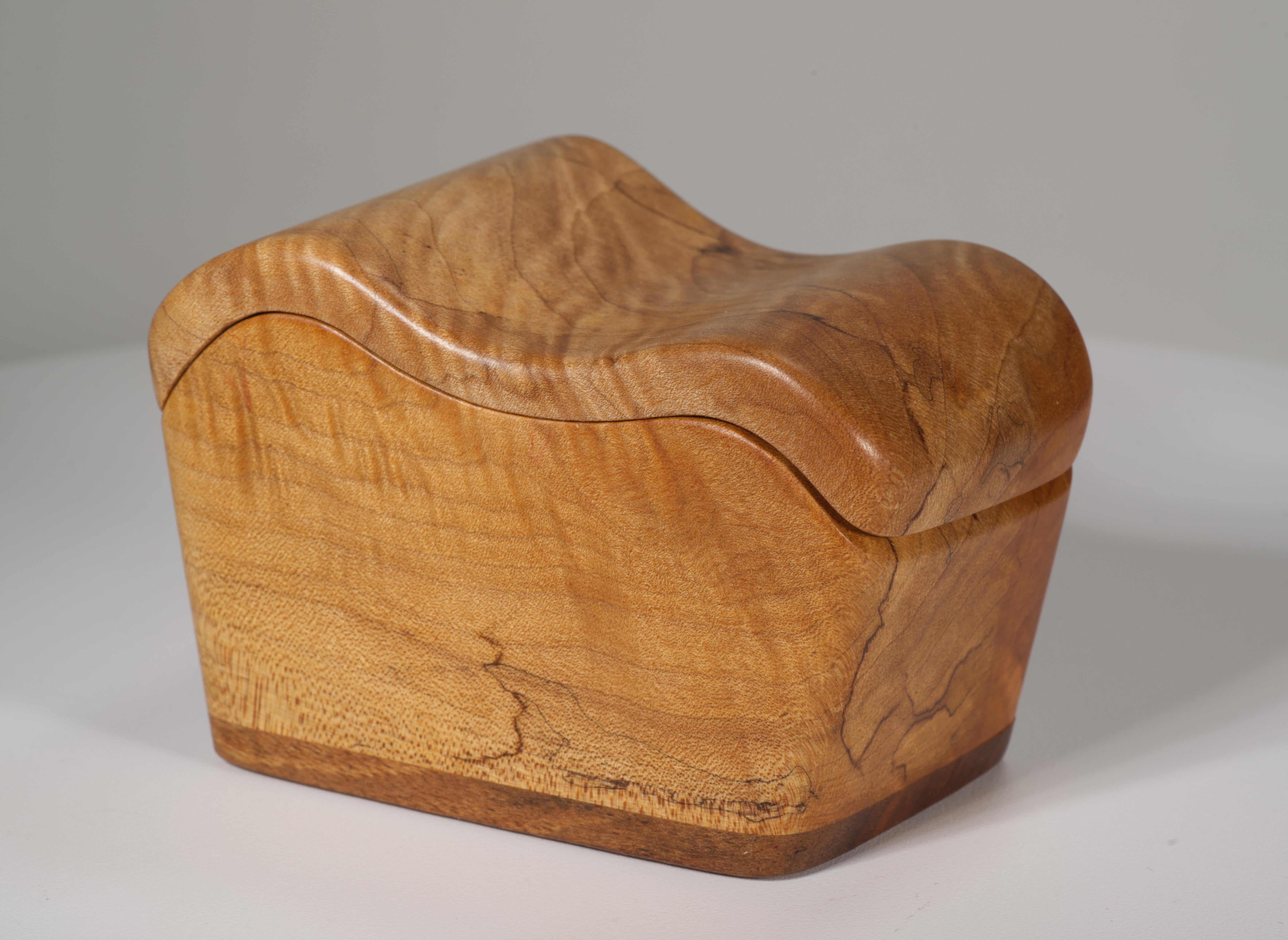 La caja de madera tallada vintage presenta una forma orgánica abstracta modernista y una llamativa elección de madera maciza. La combinación de madera de arce Big Leaf y nogal inglés ofrece un veteado rico y bello y un contraste de color suave pero