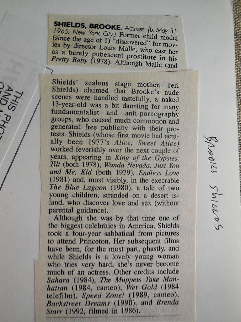 signé au stylo et annoté  et estampillé au verso
Brooke Shields (née le 31 mai 1965) est une actrice, mannequin et ancienne enfant star américaine[2]. Shields, initialement enfant mannequin, a été acclamée par la critique pour son rôle principal