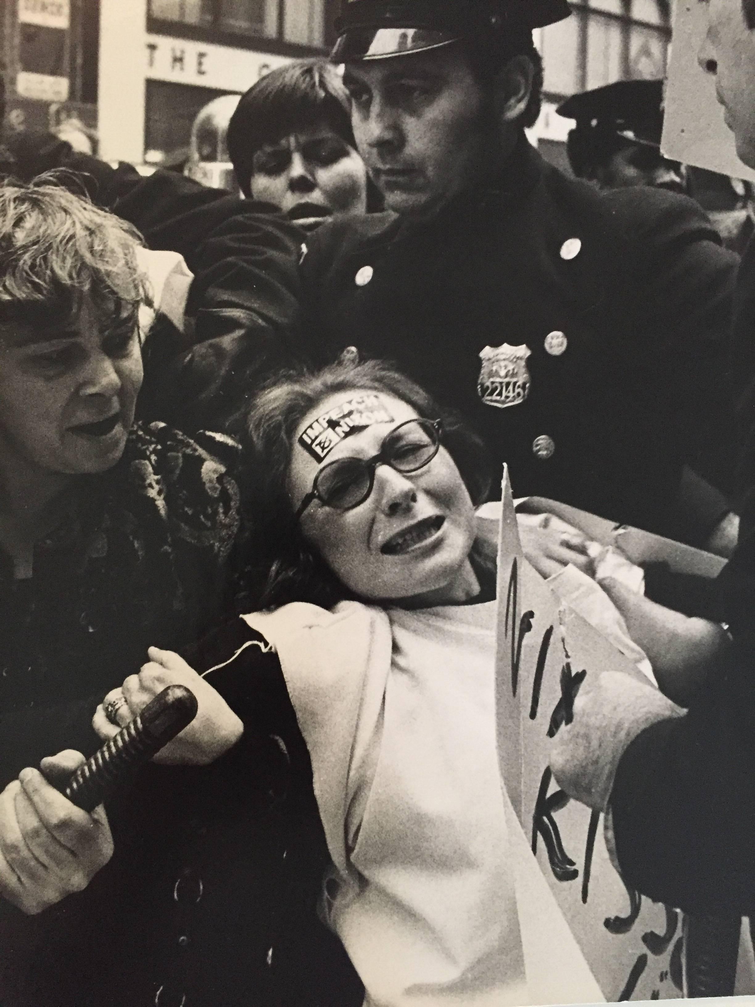Feministinnen protestieren gegen den Vietnamkrieg – Photograph von Fred McDarrah