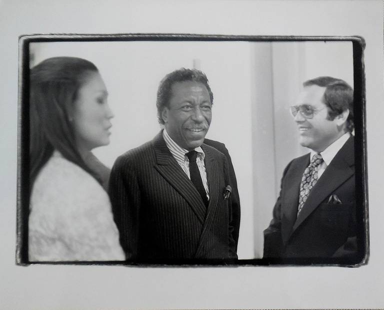 Gordon Parks, Alan King y Genevieve Young Foto vintage en gelatina de plata en venta 3