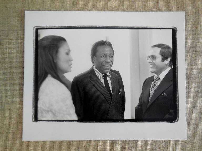 Fred McDarrah Black and White Photograph – Gordon Parks, Alan King und Genevieve Young, Vintage-Silbergelatinesilber-Foto