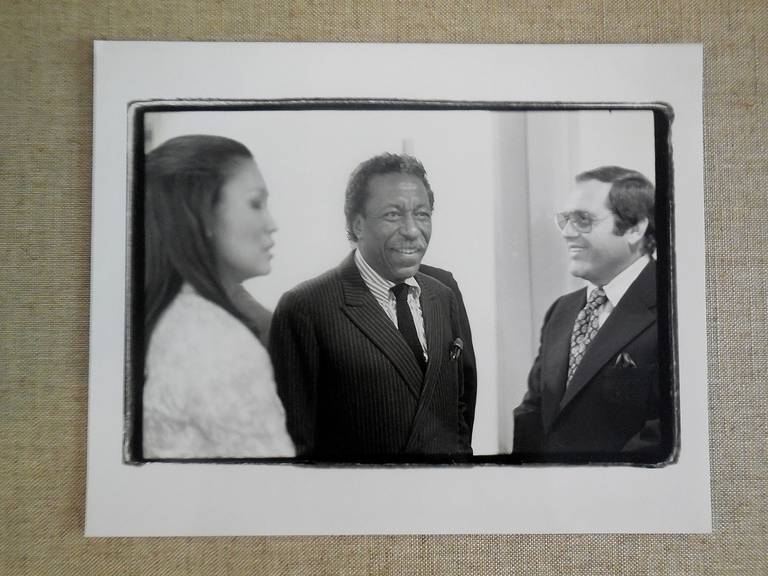 Black and White Photograph de Fred McDarrah - Gordon Parks, Alan King y Genevieve Young Foto vintage en gelatina de plata