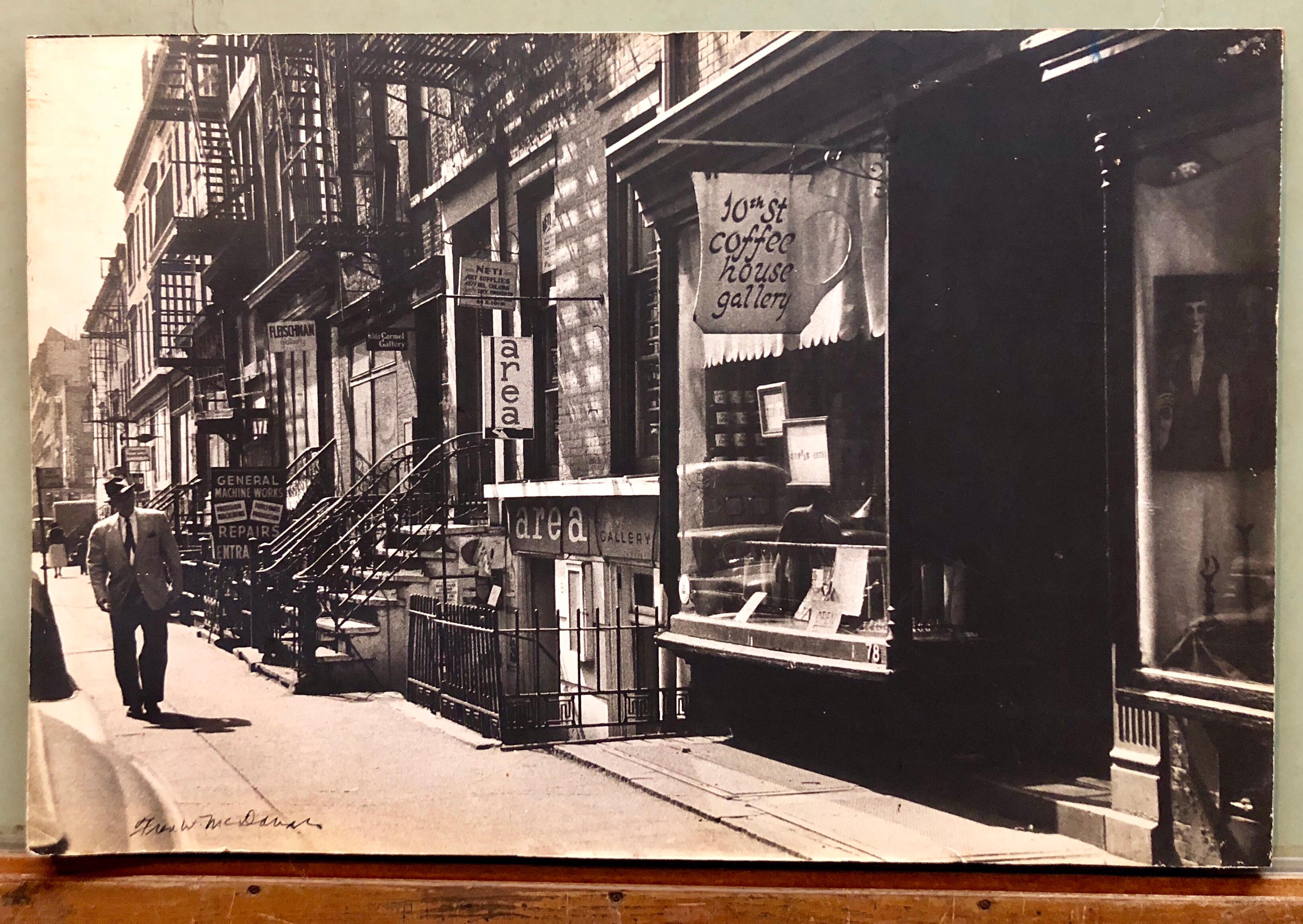 Grande photographie vintage signée gélatine argentique Greenwich Village New York - Photograph de Fred McDarrah