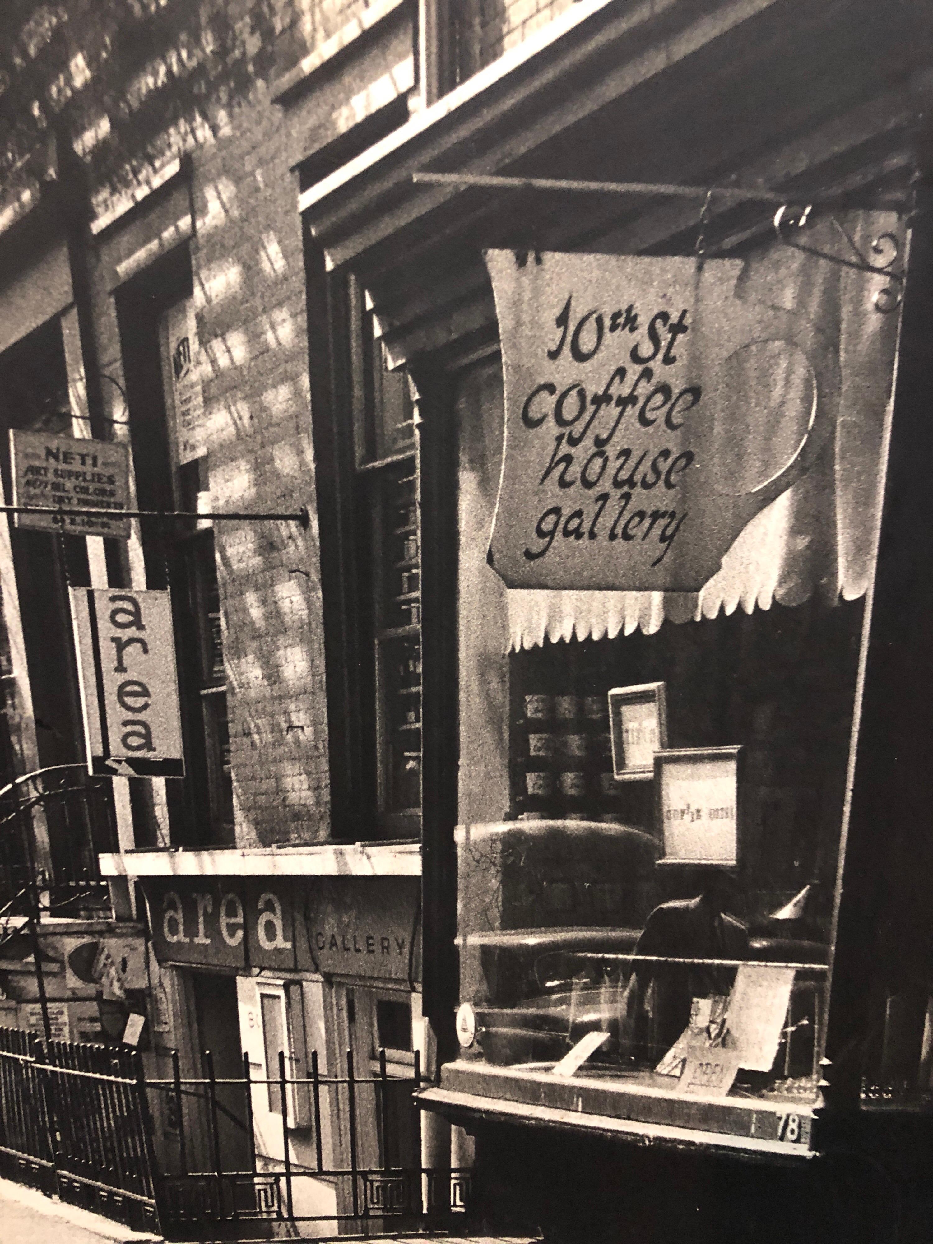 Rare photographie en noir et blanc de la célèbre 10th street coffee house gallery à New York, qui fut le centre de la scène artistique, poétique et musicale dans les années 1960 et 1970, attirant des personnalités comme Andy Warhol, John Chamberlin