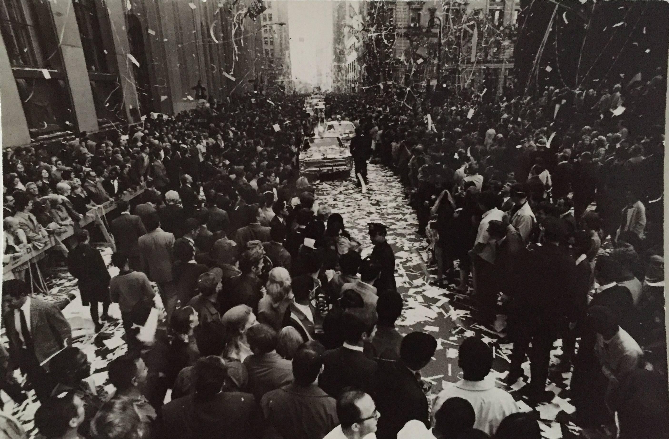 Black and White Photograph Fred McDarrah - Parade du Lower Manhattan - Championnat des Mets de 1969