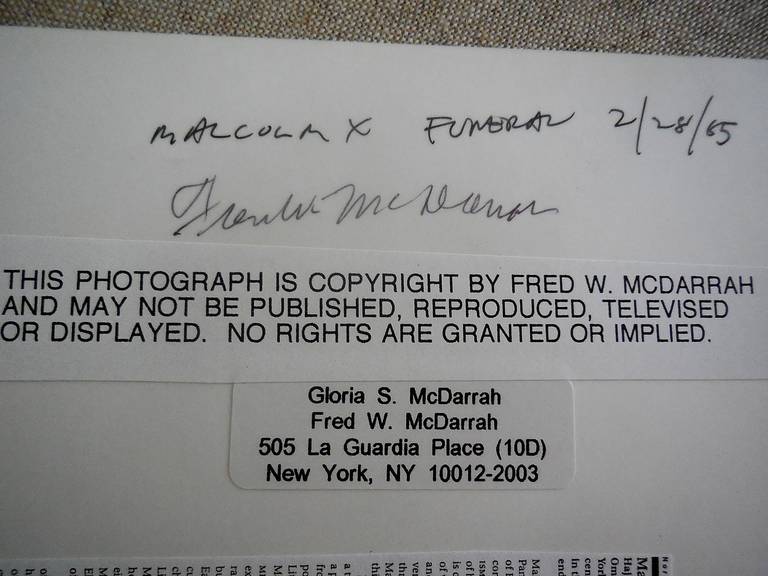 Malcolm X Funeral Signierter Vintage Silber Gelatinesilber Druck – Photograph von Fred McDarrah