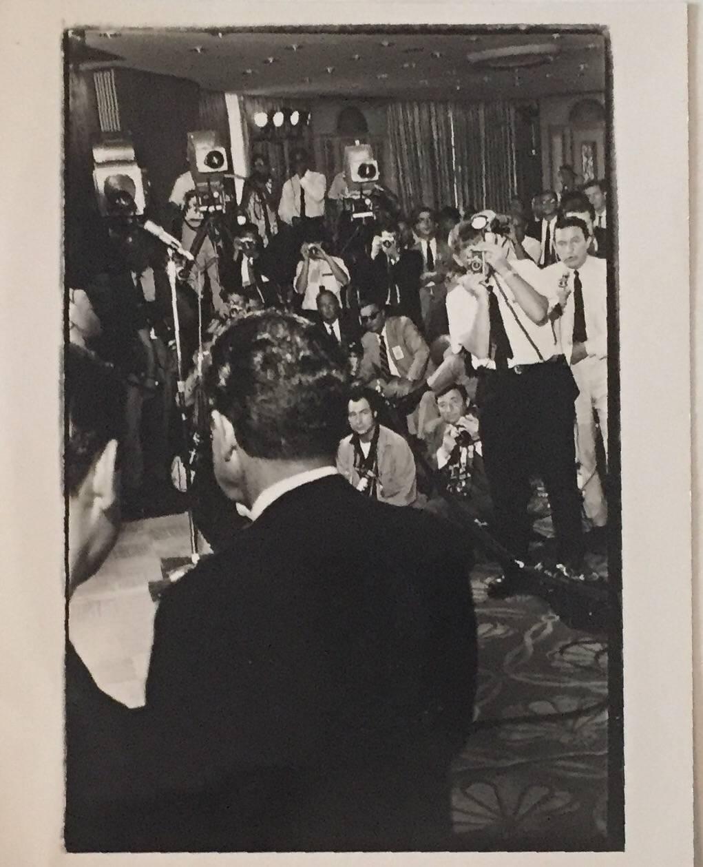 Black and White Photograph Fred McDarrah - Nixon rencontre la presse, Convention républicaine, photographie de gélatine argentique vintage 