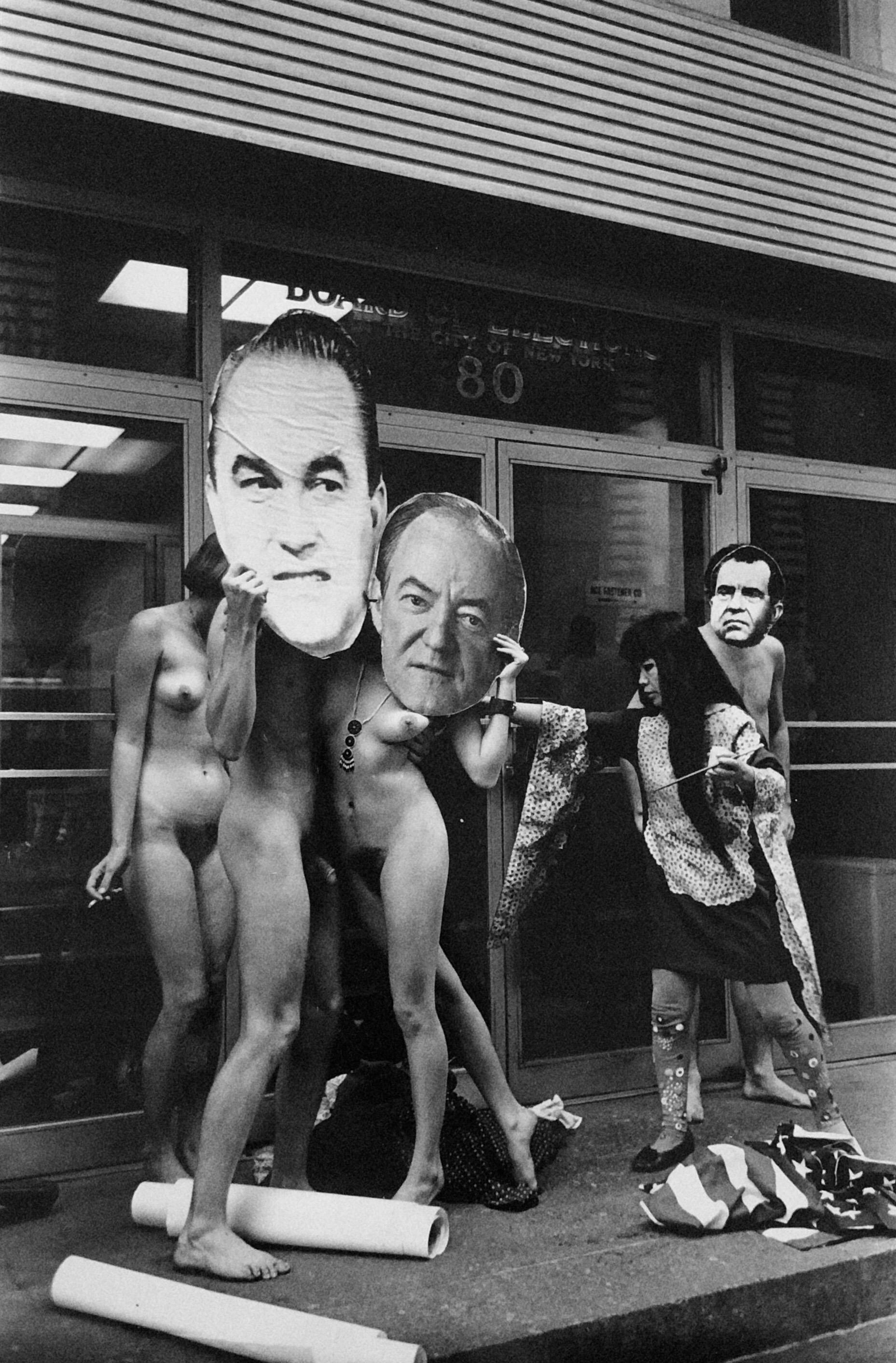 Rara Fotografía Vintage de Gelatina de Plata Yayoi Kusama Desnudos del Día de las Elecciones Foto - Photograph de Fred McDarrah