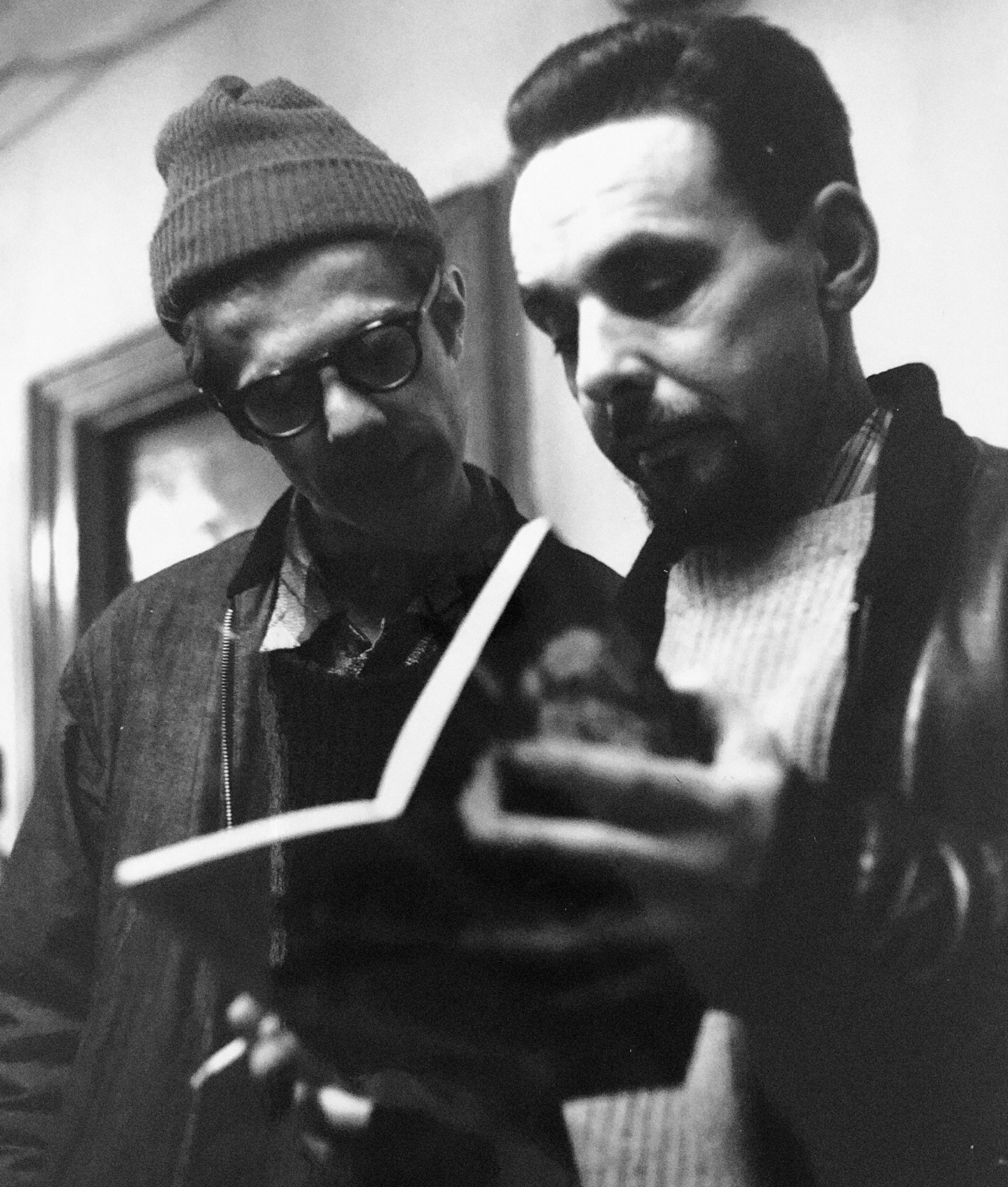 Photographie Silver Gelatin signée Peter Orlovsky, Herbert Huncke Beatnik - Noir Black and White Photograph par Fred McDarrah