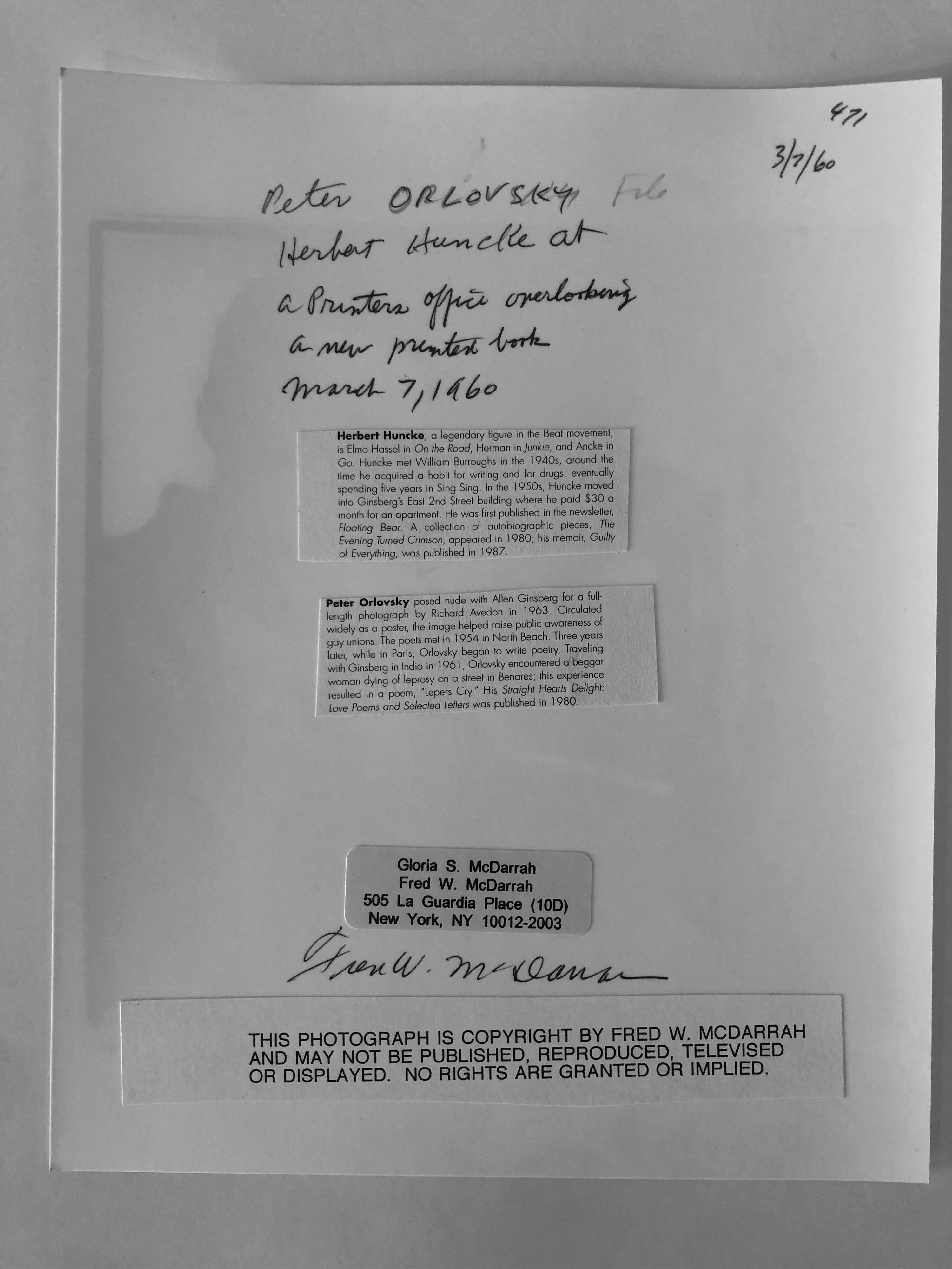 Peter Orlovsky et Herbert Huncke - 7 mars 1960 

Sur une période de 50 ans, McDarrah a documenté l'essor de la Beat Generation, le mouvement artistique postmoderne de la ville, ses acteurs off-off-Broadway, ses troubadours, ses politiciens, ses