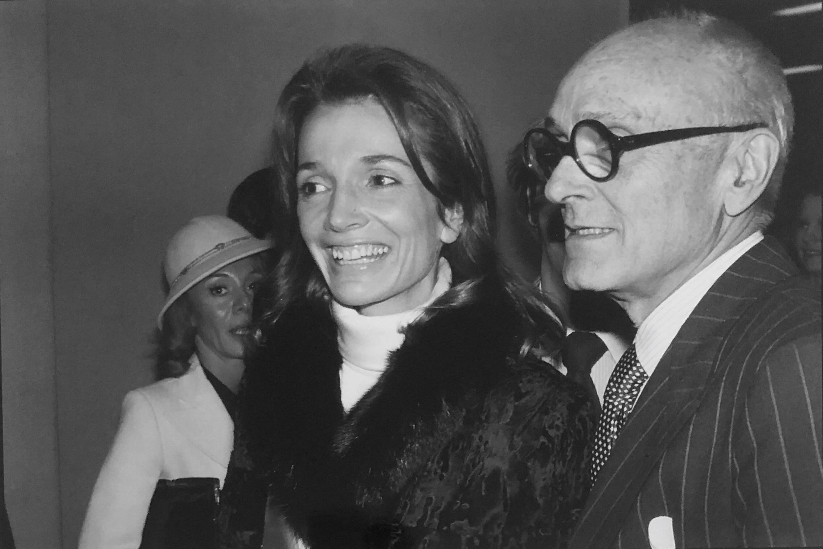 Photographie en gélatine d'argent signée Philip Johnson, architecte, Lee Radziwill, photo - Noir Black and White Photograph par Fred McDarrah