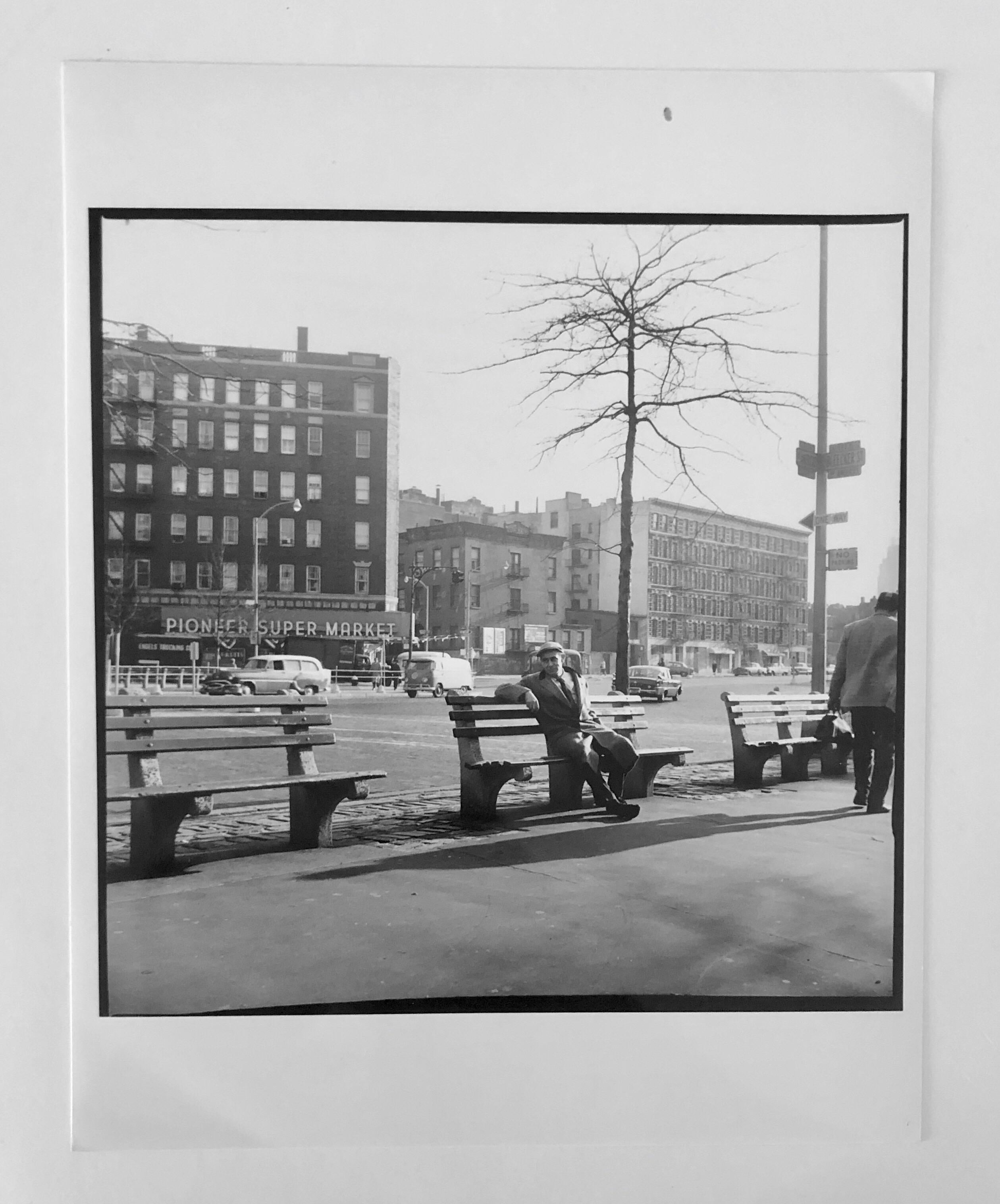 Fotografía firmada en gelatina de plata Washington Square Park Architecture Photo NYC - Black and White Photograph Plata de Fred McDarrah